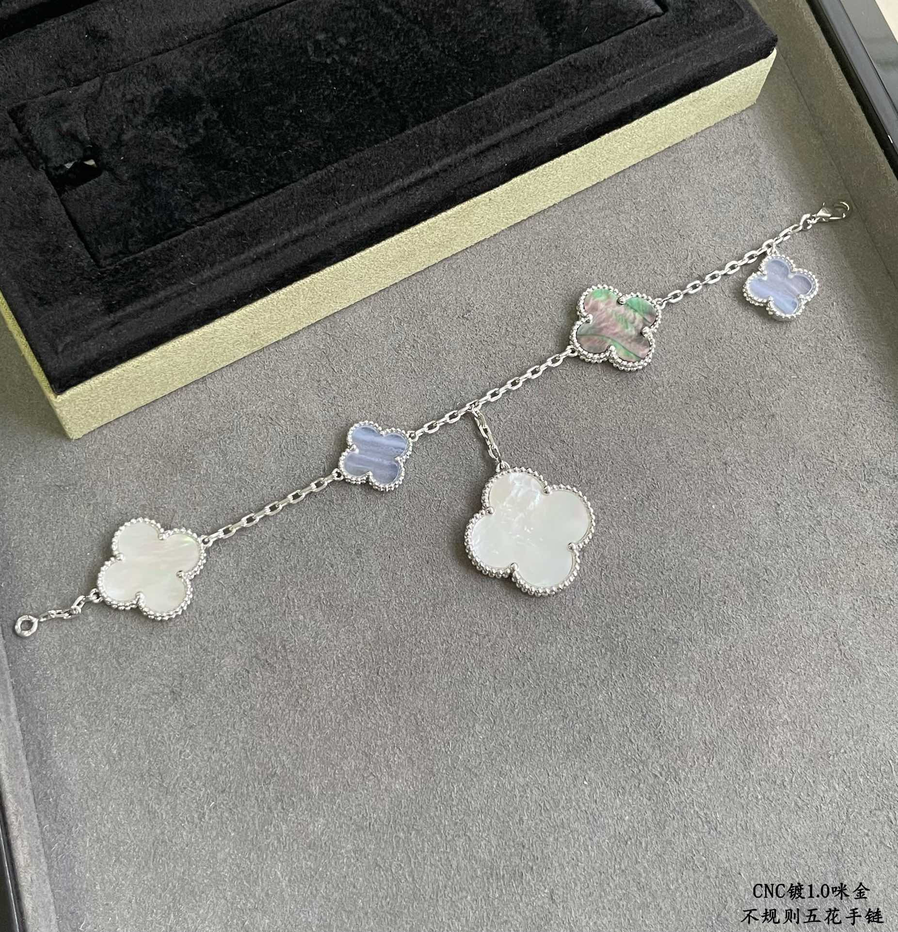 Van Cleef & Arpels Irregular five-leaf clover Bracelet