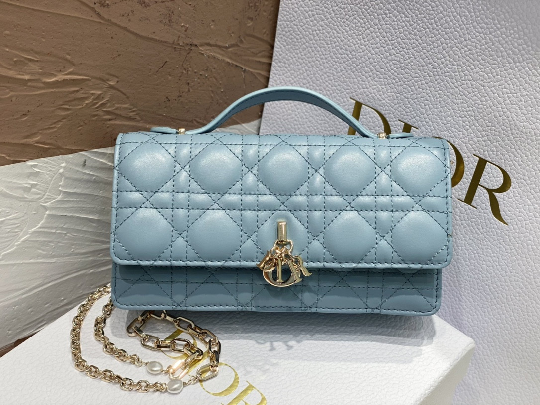 MISS DIOR MINI BAG Cloud Blue Cannage Lambskin S0980ONMJ_M81B 21 x 11.5 x 4.5 cm