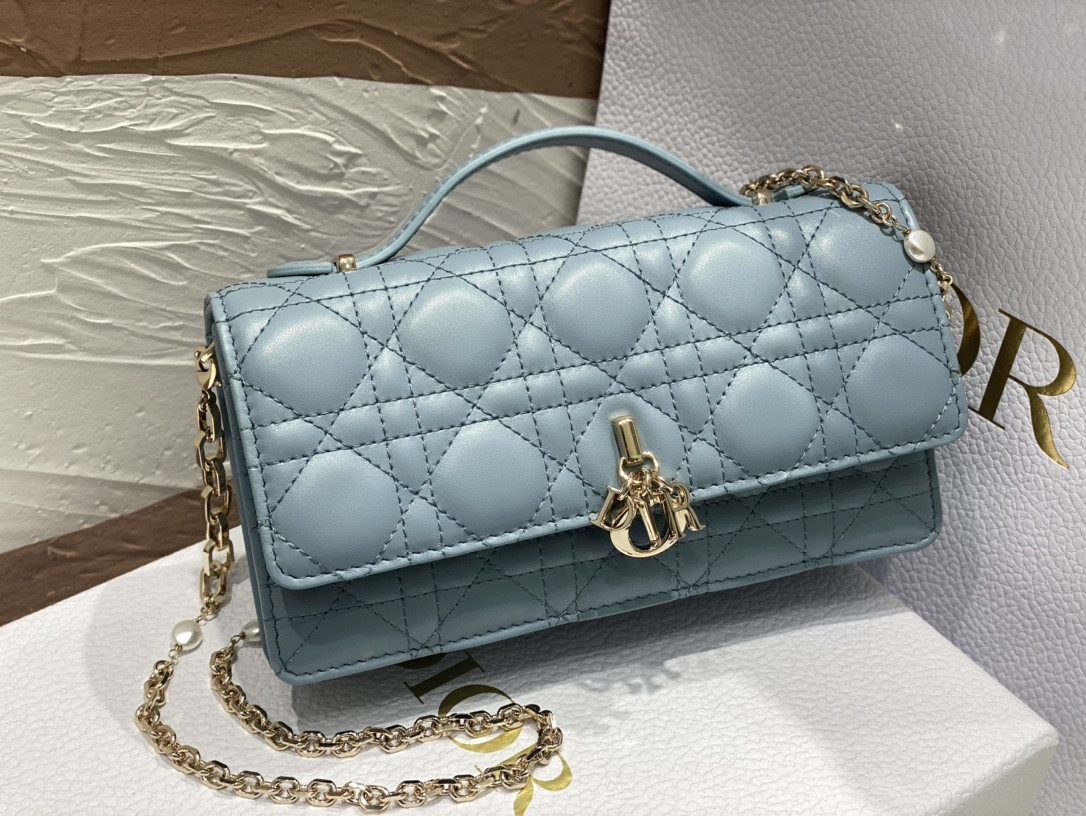MISS DIOR MINI BAG Cloud Blue Cannage Lambskin S0980ONMJ_M81B 21 x 11.5 x 4.5 cm