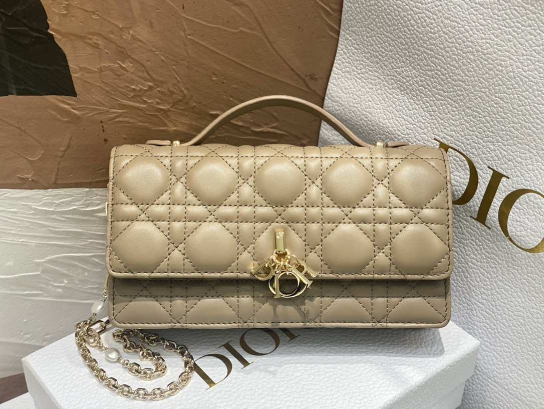 MISS DIOR Mini Handbag Beige Cannage Woven Pattern Lambskin S0980ONMJ_M52U 21 x 11.5 x 4.5 cm