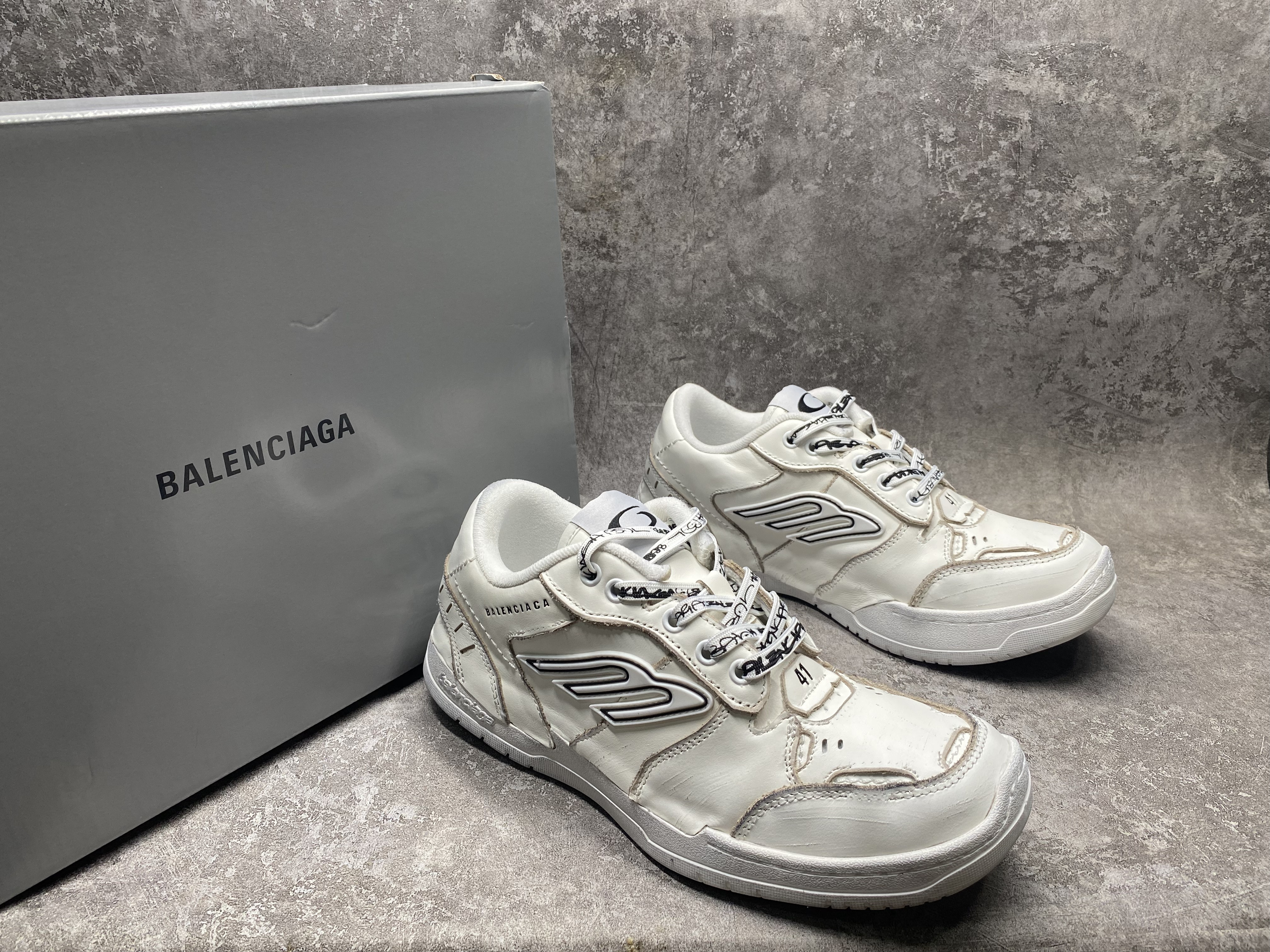 UA Balenciaga Hamptons Medium Worn-out Sneaker in White(run one size large)