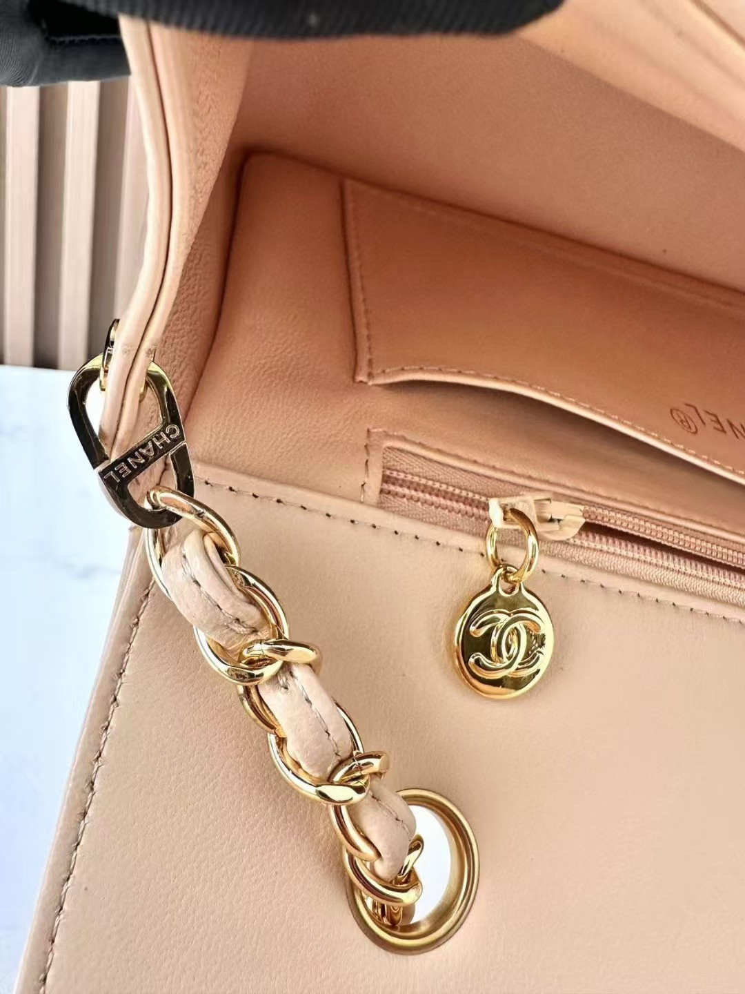 Chanel Small Diana Flap Bag Lambskin Gold Hardware 22.5x14x7cm