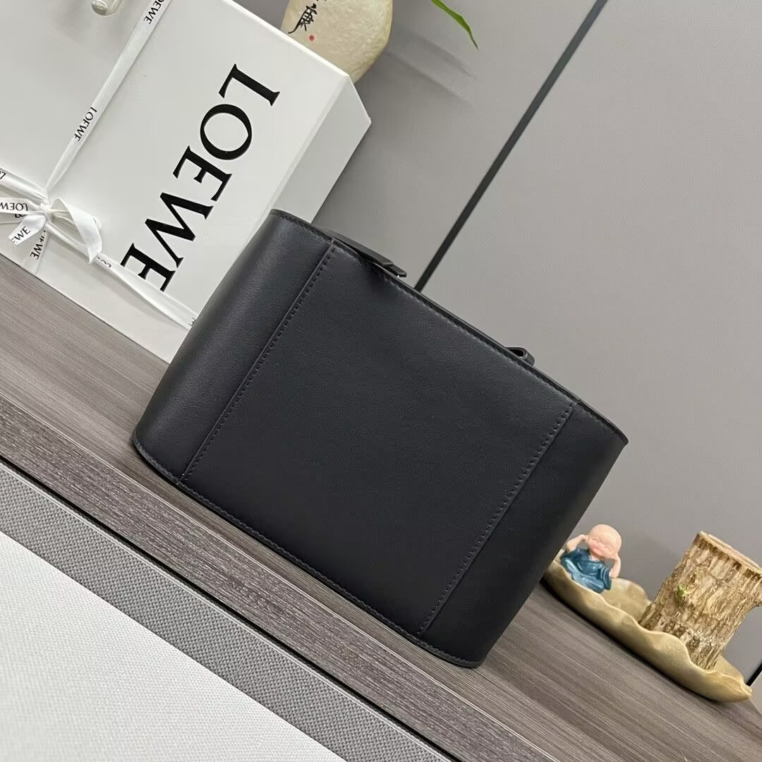 Loewe Compact Hammock bag in classic calfskin 20.8x14.4x19.5cm