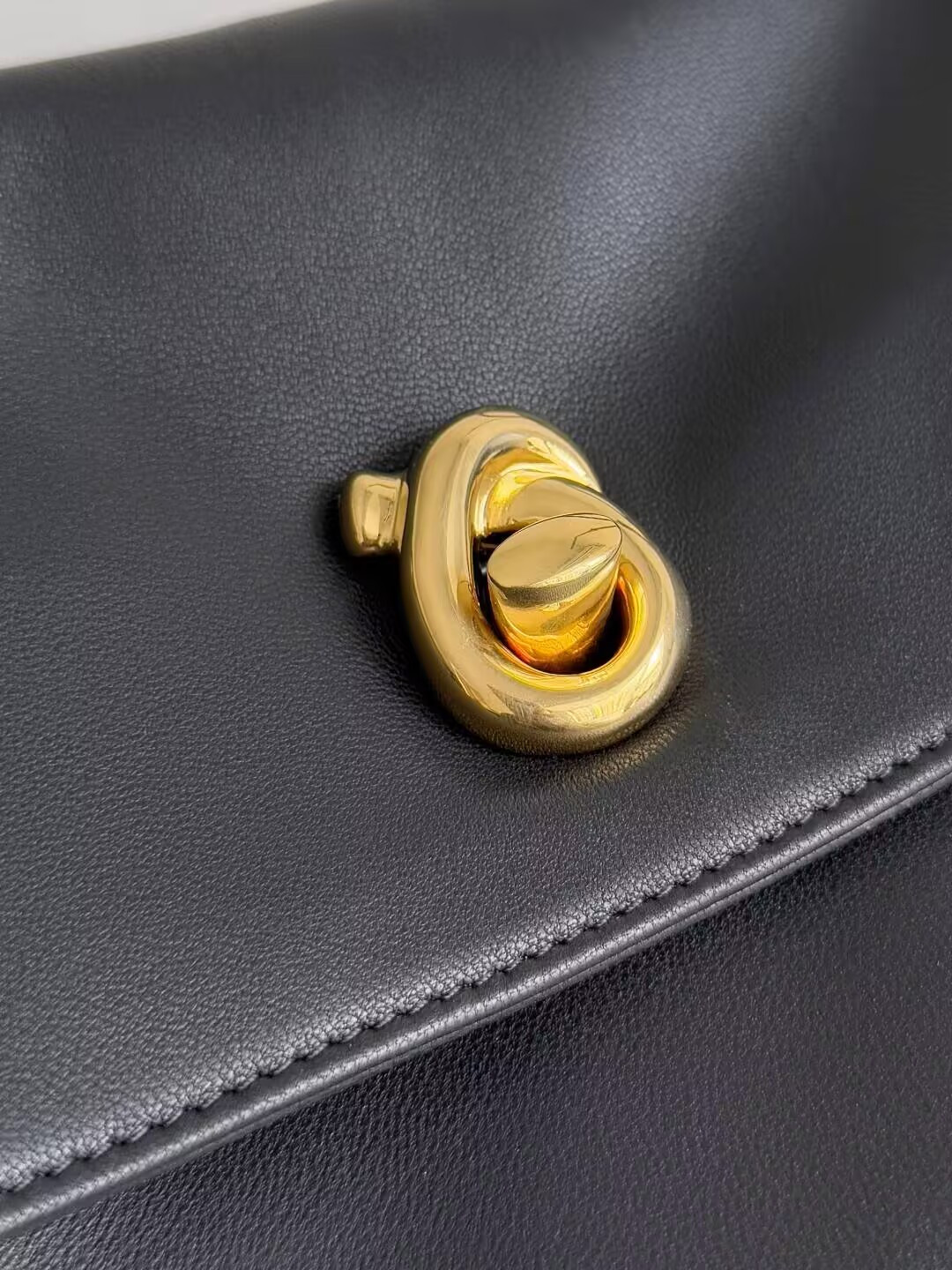 Bottega Veneta Madison 16x27x6cm