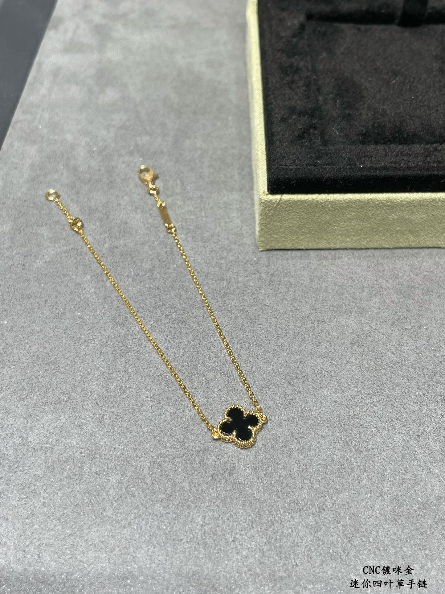 Van Cleef & Arpels Mini High-grade Black Onyx Clover Bracelet