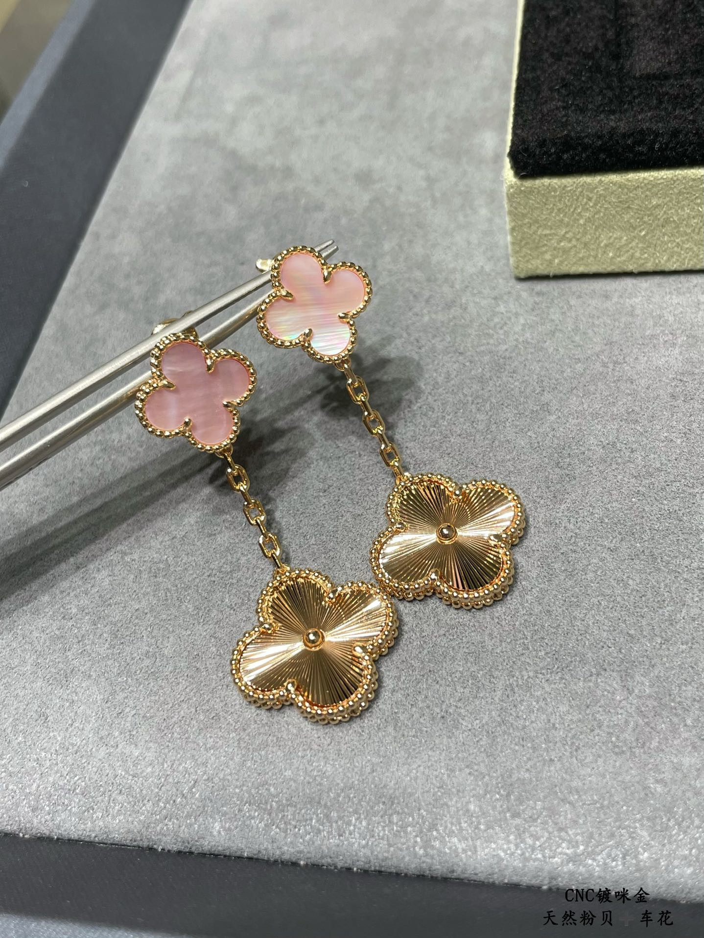 Van Cleef & Arpels Two flower four leaf clover Earrings(No refund or exchange)