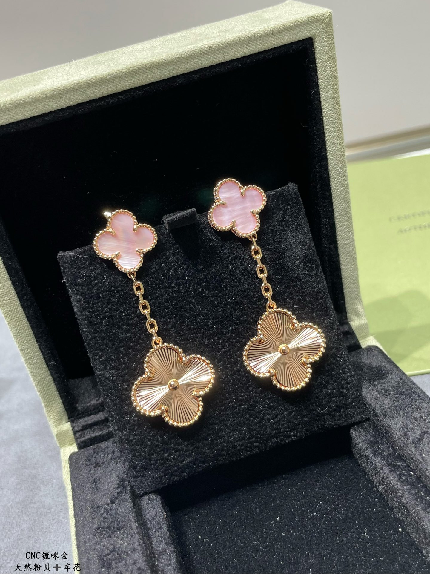 Van Cleef & Arpels Two flower four leaf clover Earrings(No refund or exchange)