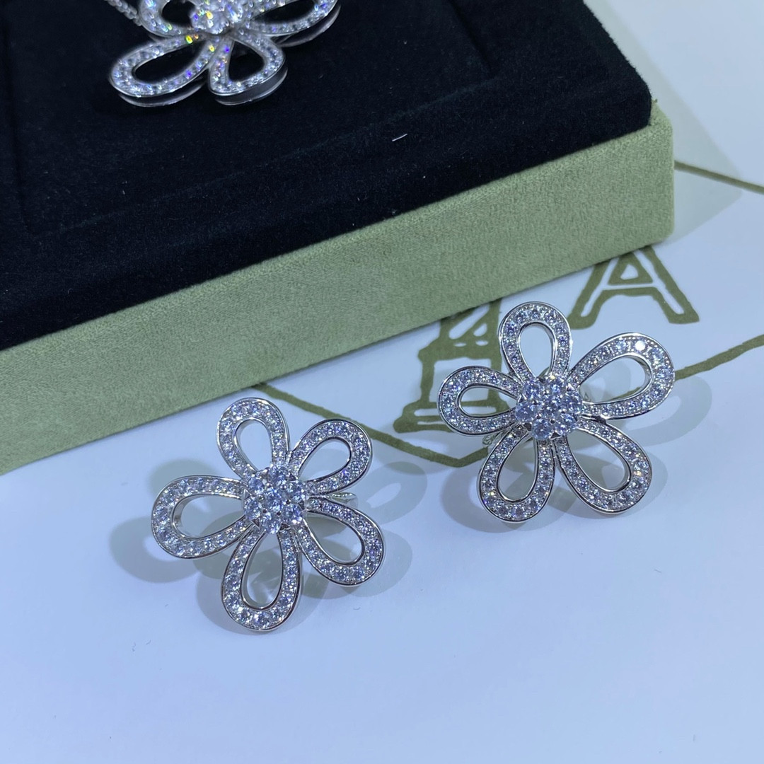 Van Cleef & Arpels diamond flower earrings