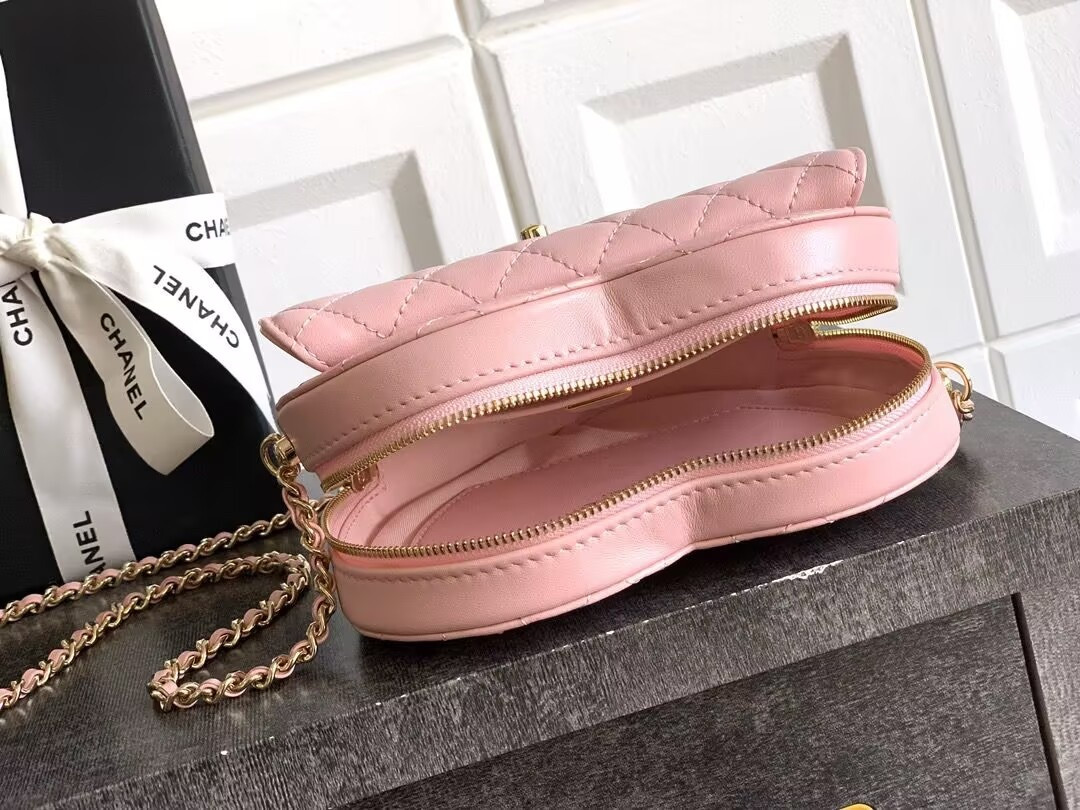 Chanel 25B Heart Bag AS5764 18x19x5cm