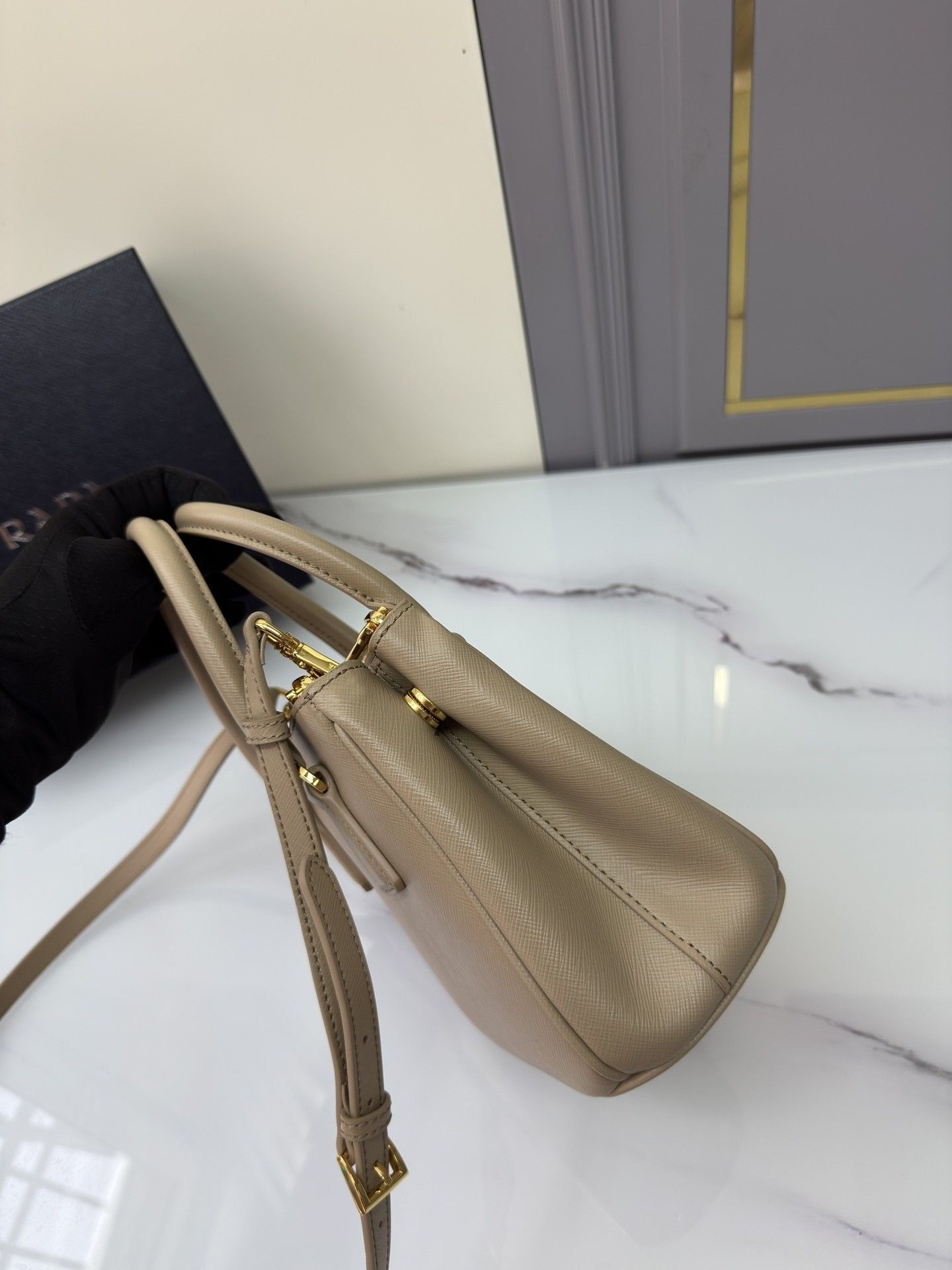 Prada Galleria Mini Saffiano Leather Bag 20x15x9.5cm