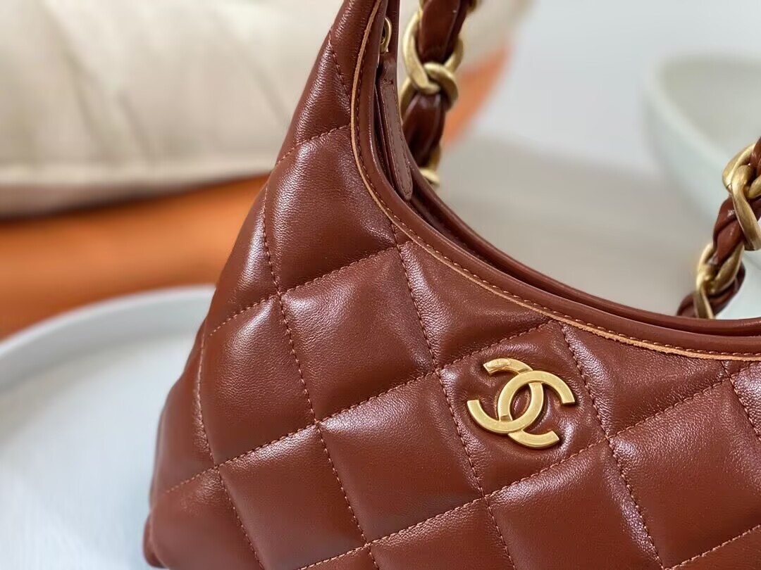Chanel 24a Hobo Bag 19×22×8.5cm