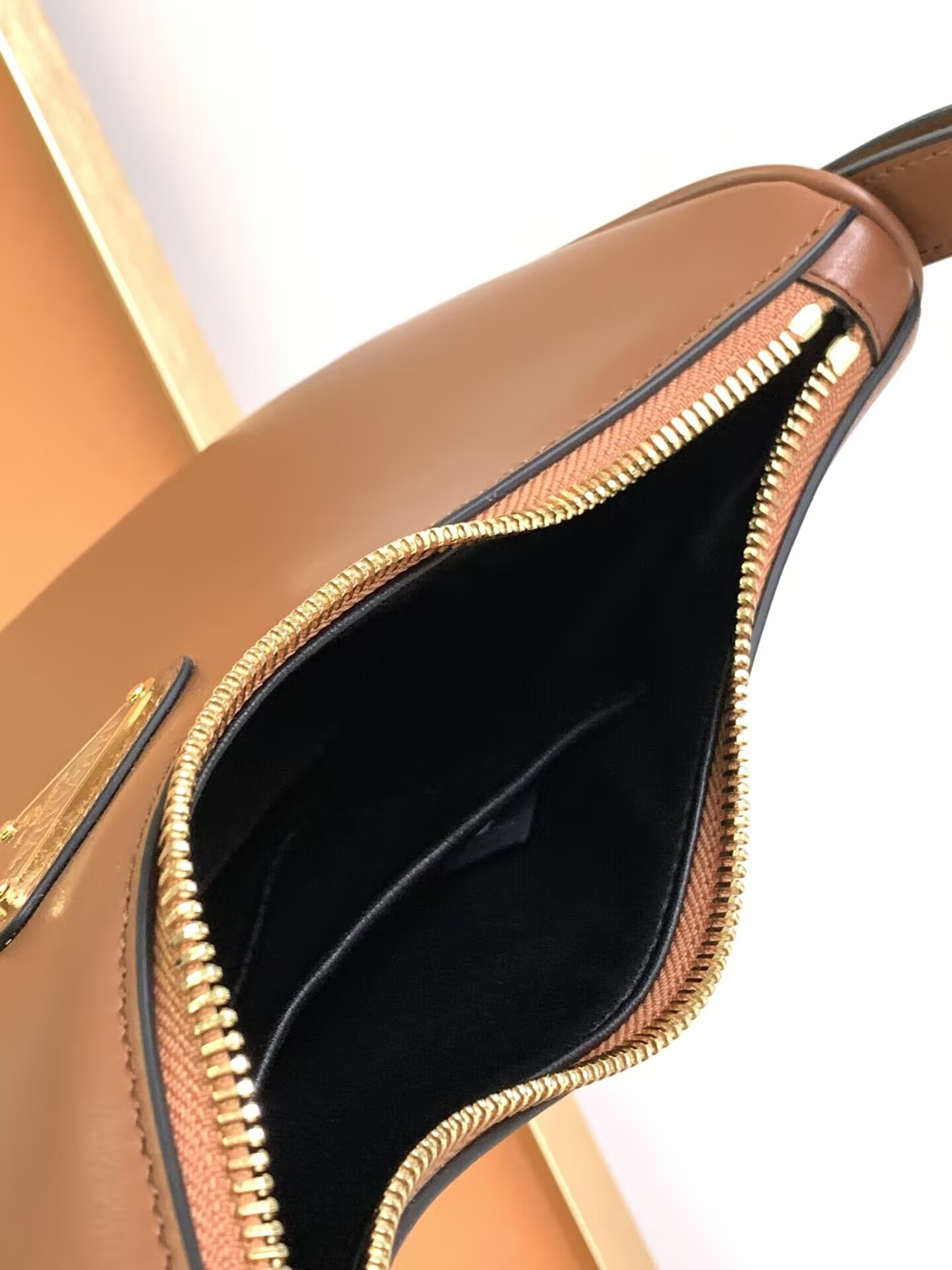 Prada Arqué Shoulder Bag 22.5x18.5x6.5cm