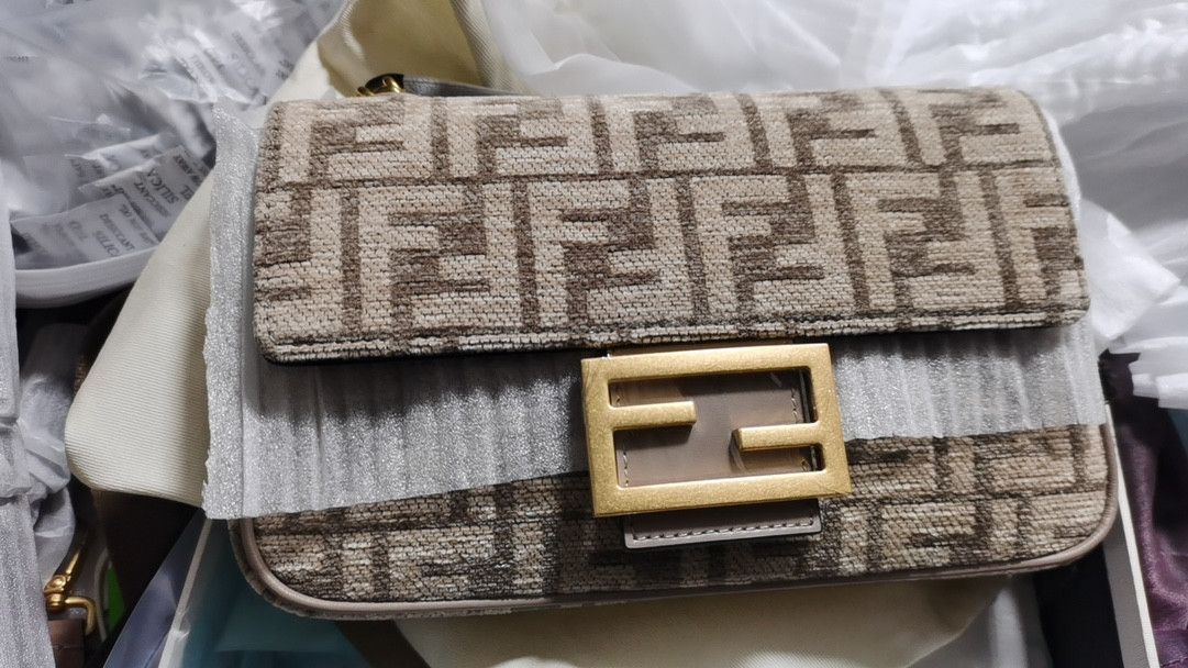 Fendi Baguette Chain Midi dove gray tapestry fabric bag with FF motif 14.5x7x24 cm