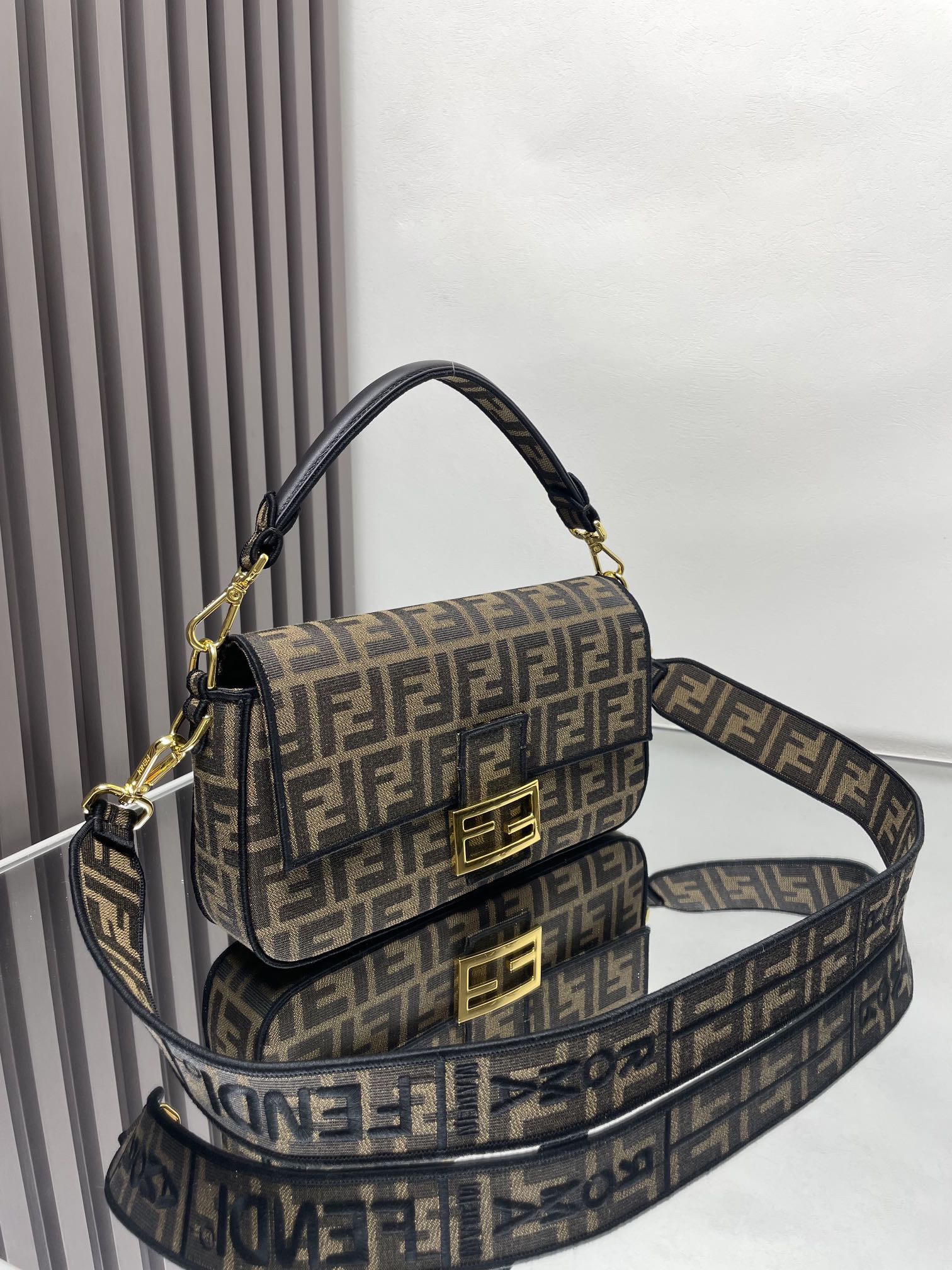 Fendi baguette shoulder bag 26x13x6cm
