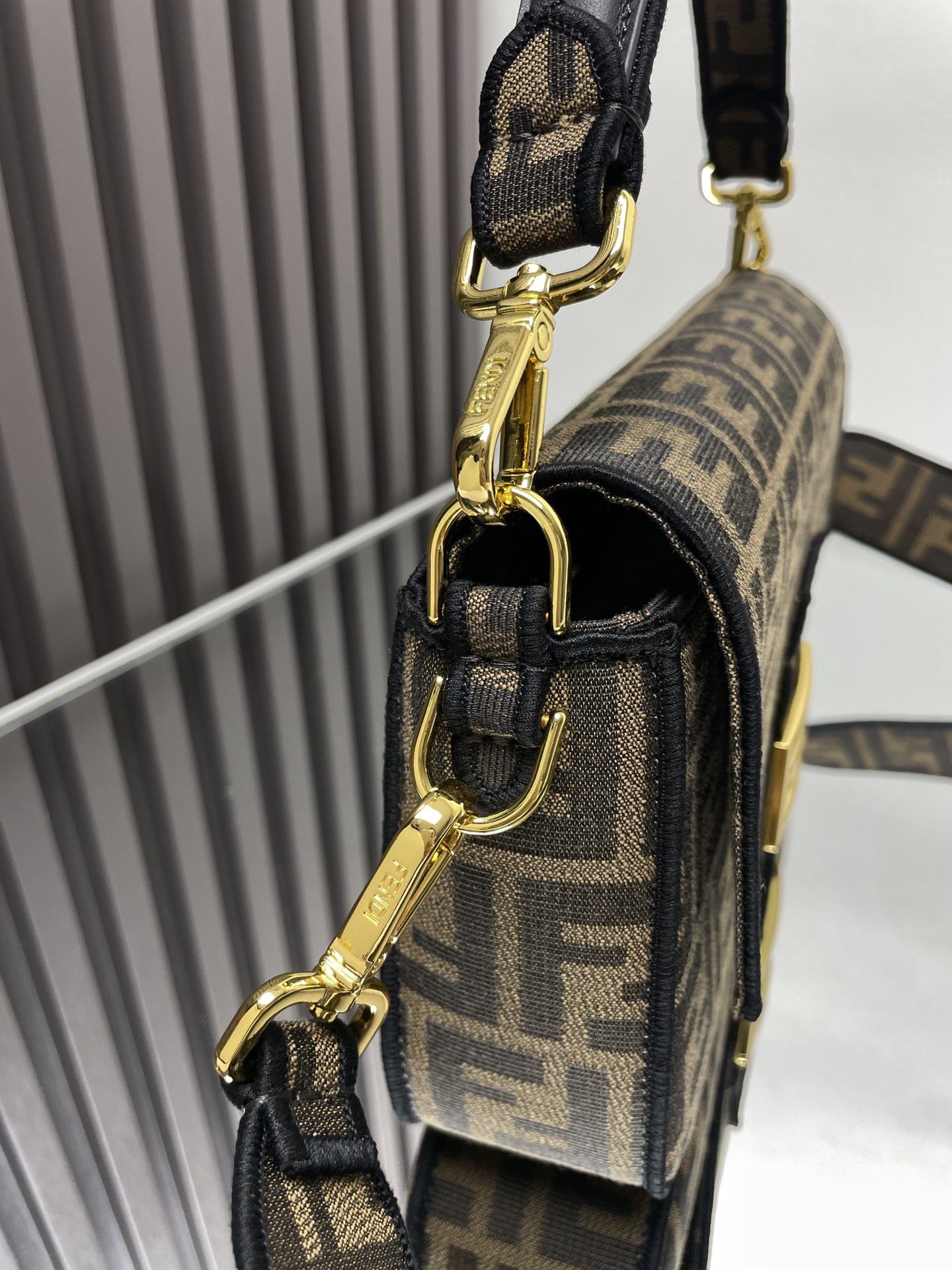 Fendi baguette shoulder bag 26x13x6cm