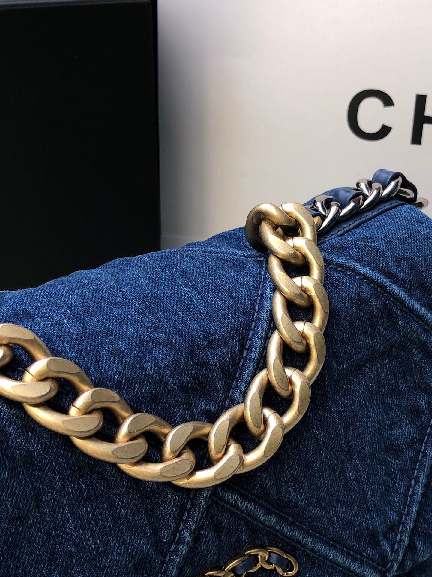 CHANEL 19 HANDBAG Ruthenium-Finish Metal Navy 6.2 × 10.1 × 3.5 in