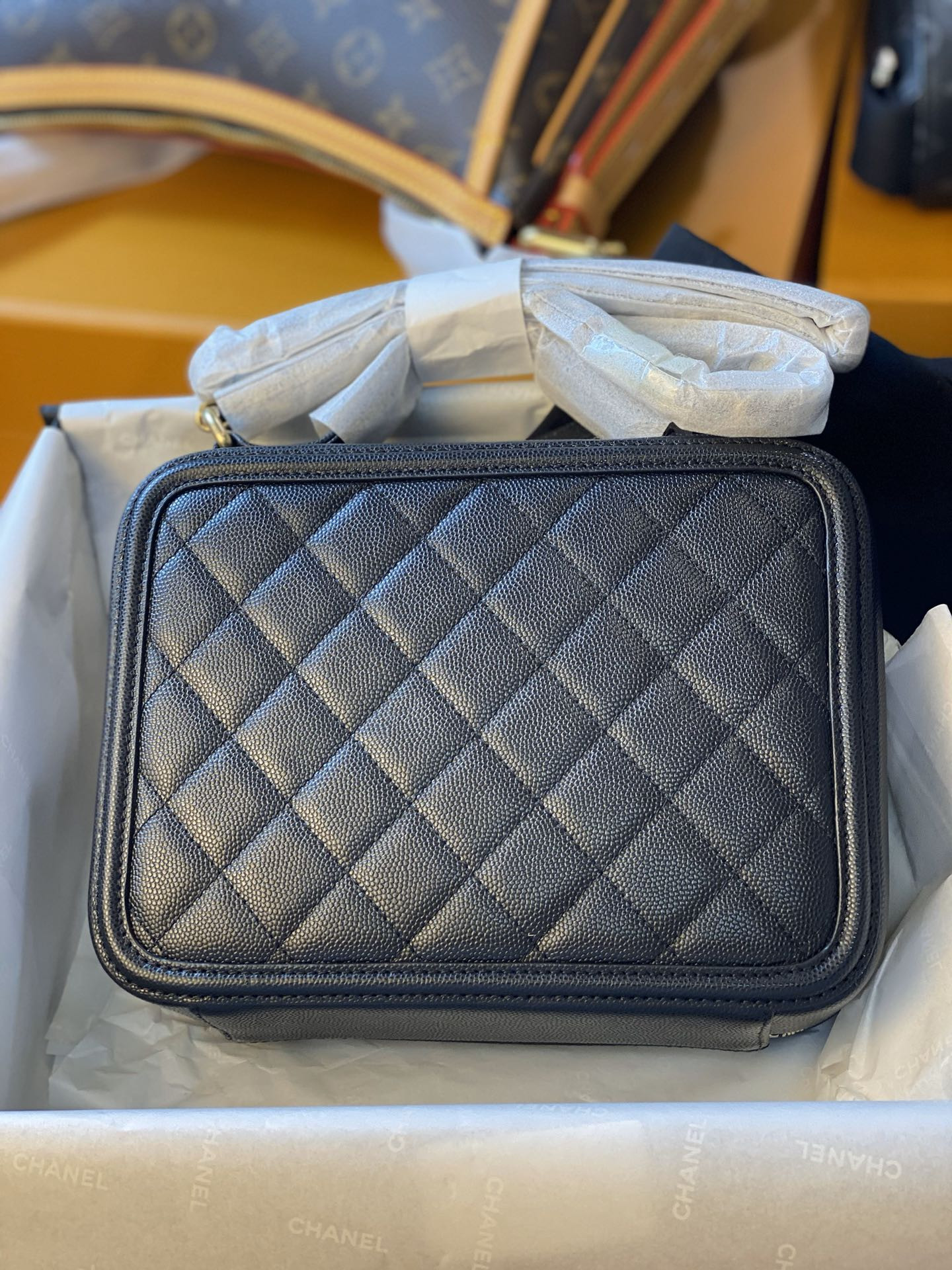 CHANEL VANITY CASE   17x7x13cm