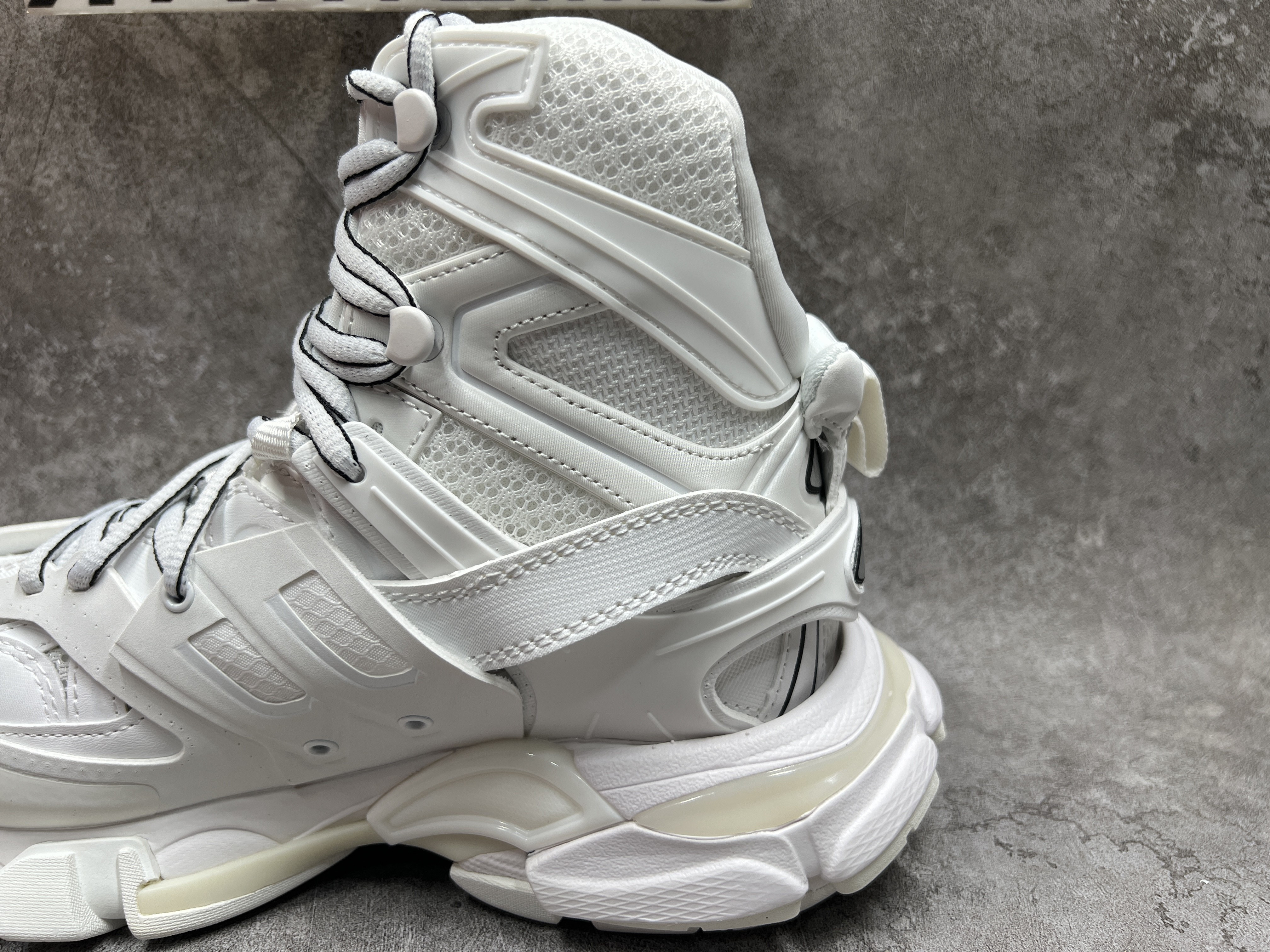 Balenciga Track Hike White