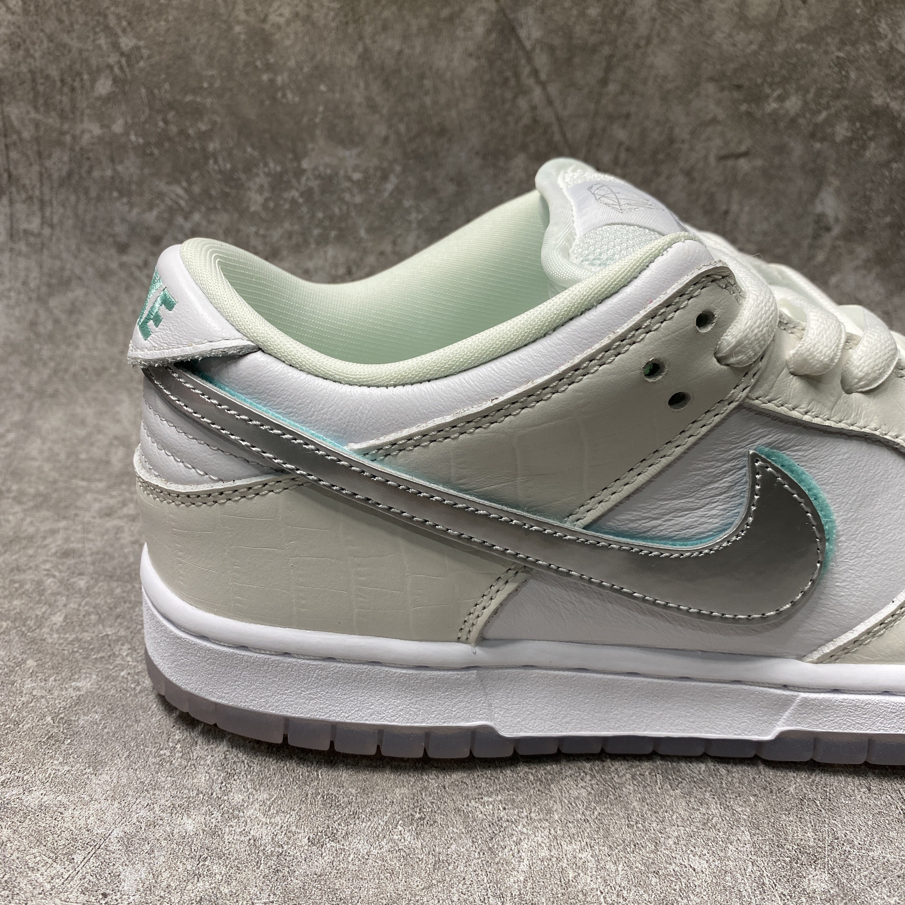 Nike SB Dunk Low Diamond Supply Co White Diamond