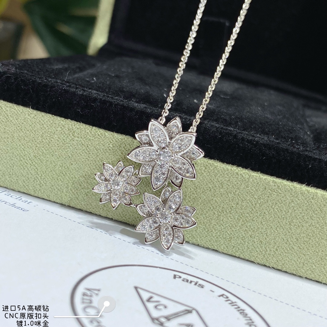 Van Cleef & Arpels lotus Necklace