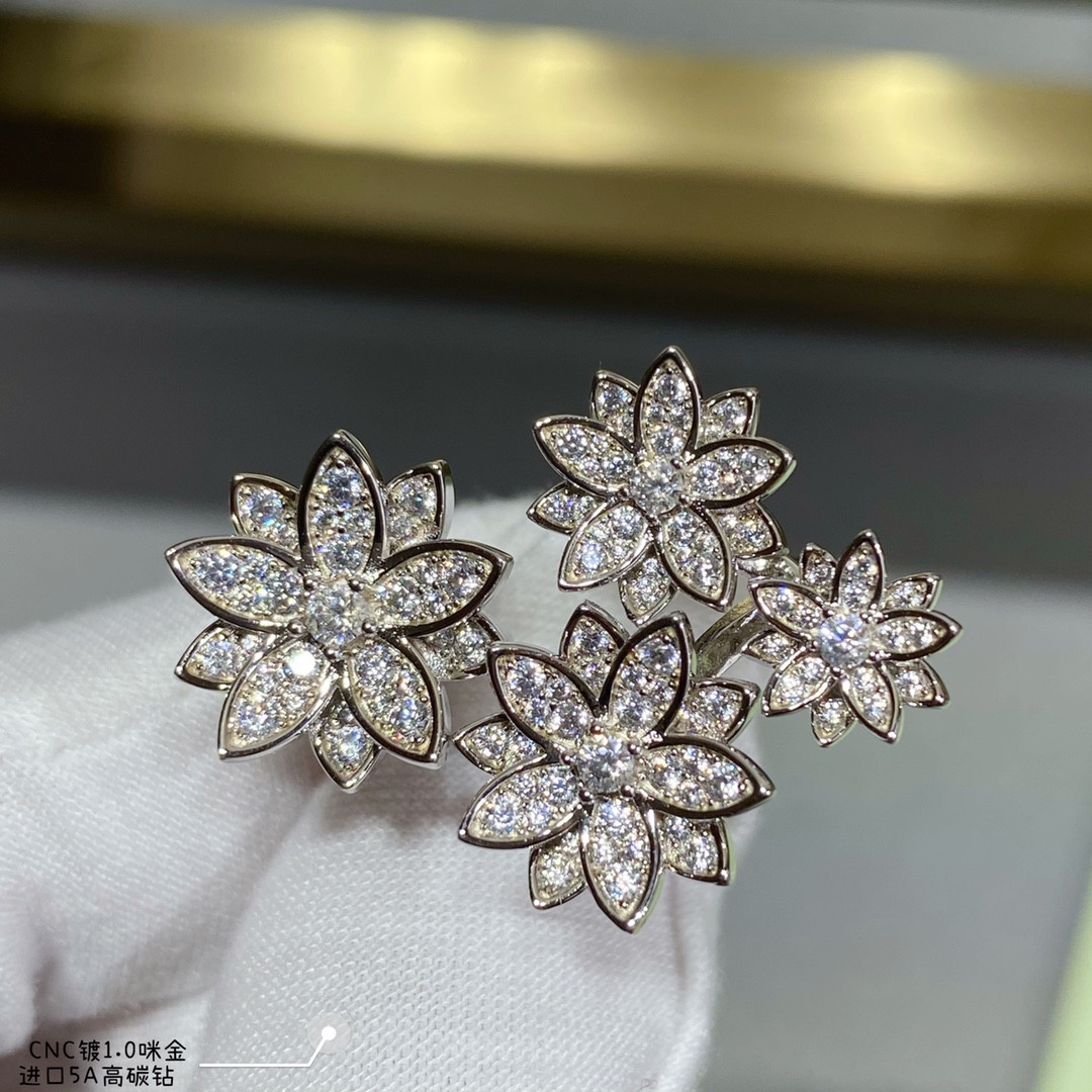 Van Cleef & Arpels lotus Ring