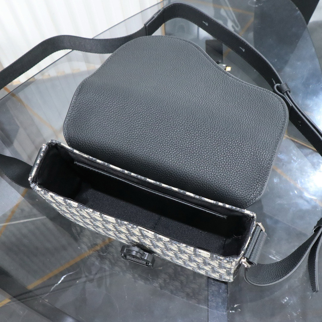 Dior Saddle Messenger Bag with Flap 23 x18 x6cm