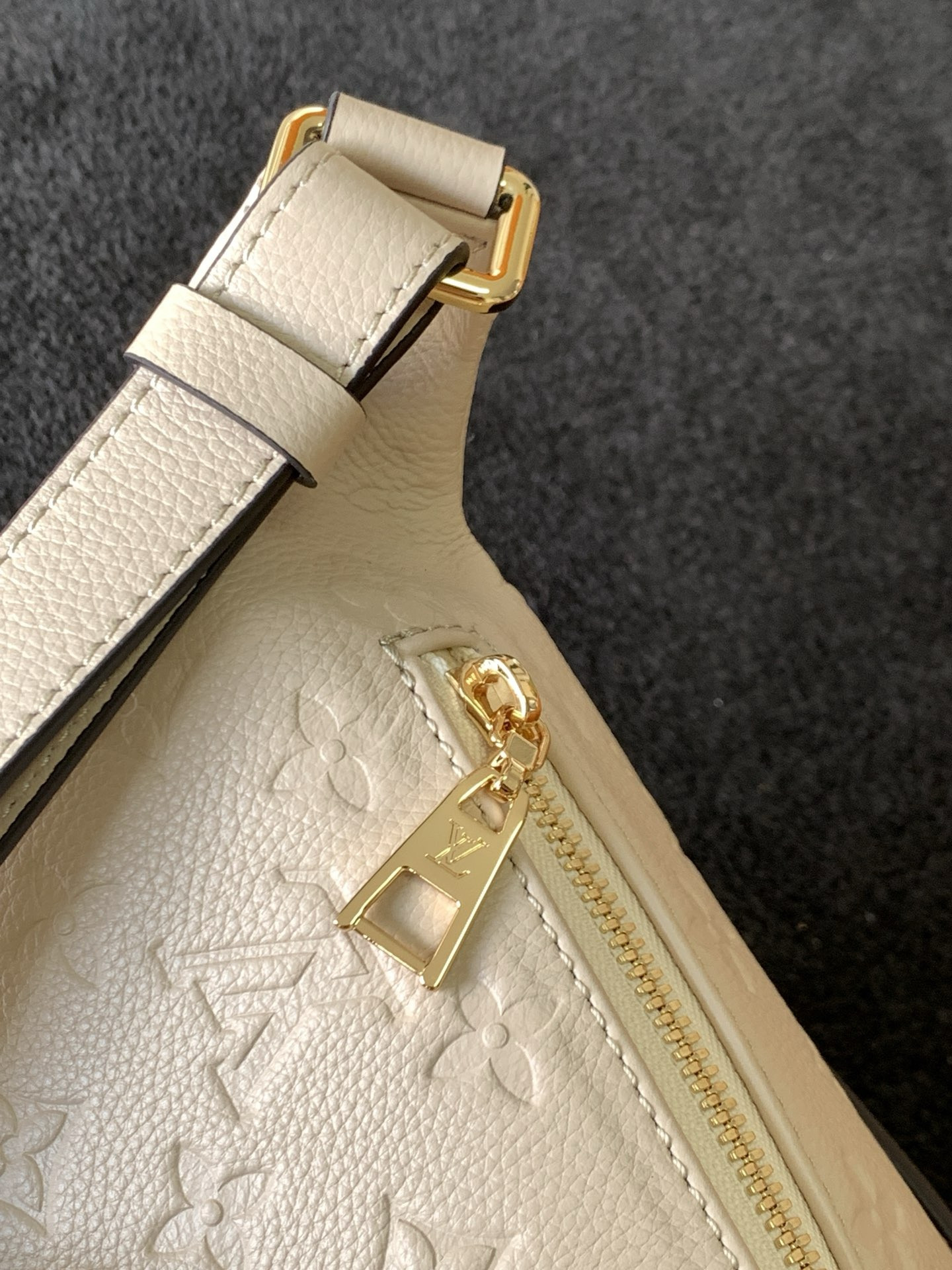 Louis Vuitton LV Bumbag Monogram Empreinte Creme M44836 37 x14 x20CM