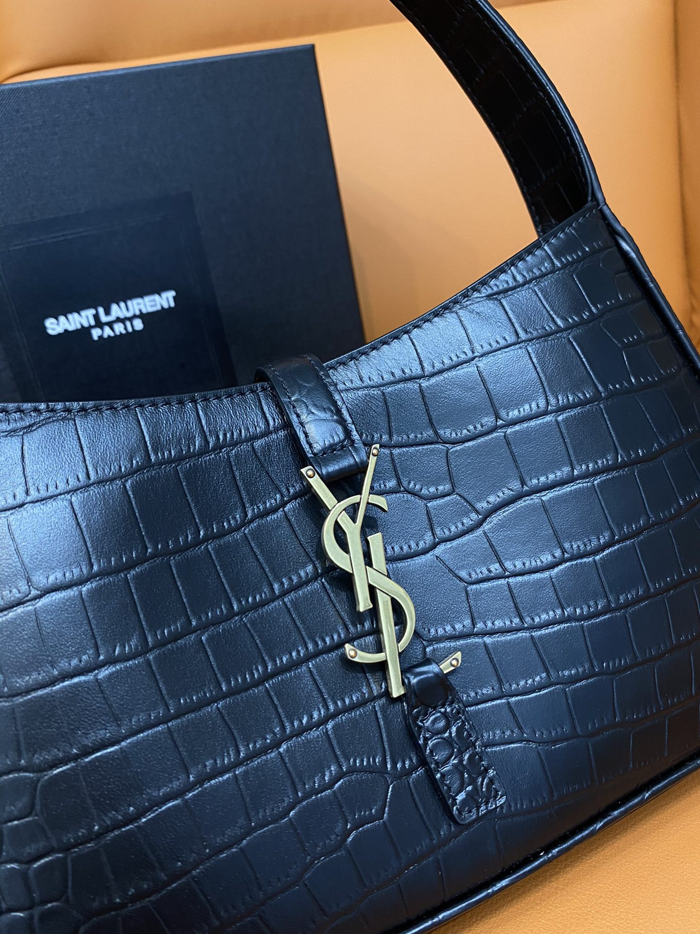 YSL LE 5 À 7 IN CROCODILE-EMBOSSED SHINY LEATHER NOIR 23 X 16 X 6.5 CM