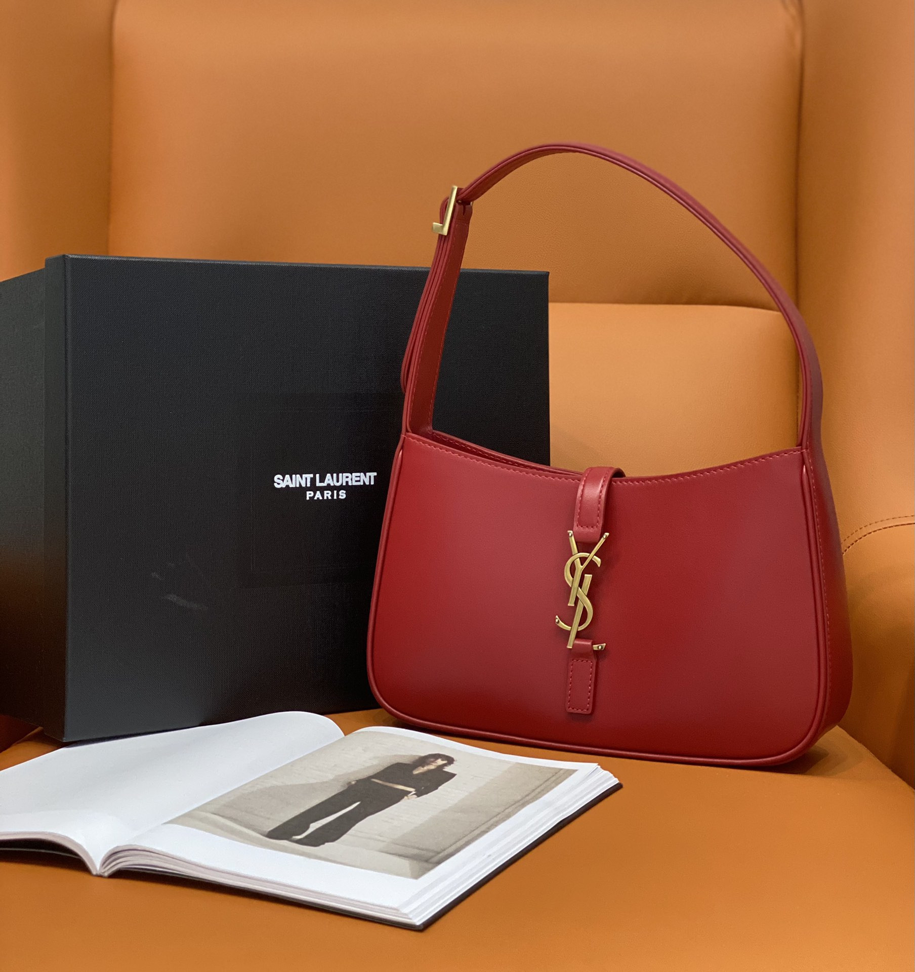 YSL LE 5 À 7 IN SMOOTH LEATHER BLANC Red 23 X 16 X 6.5 CM