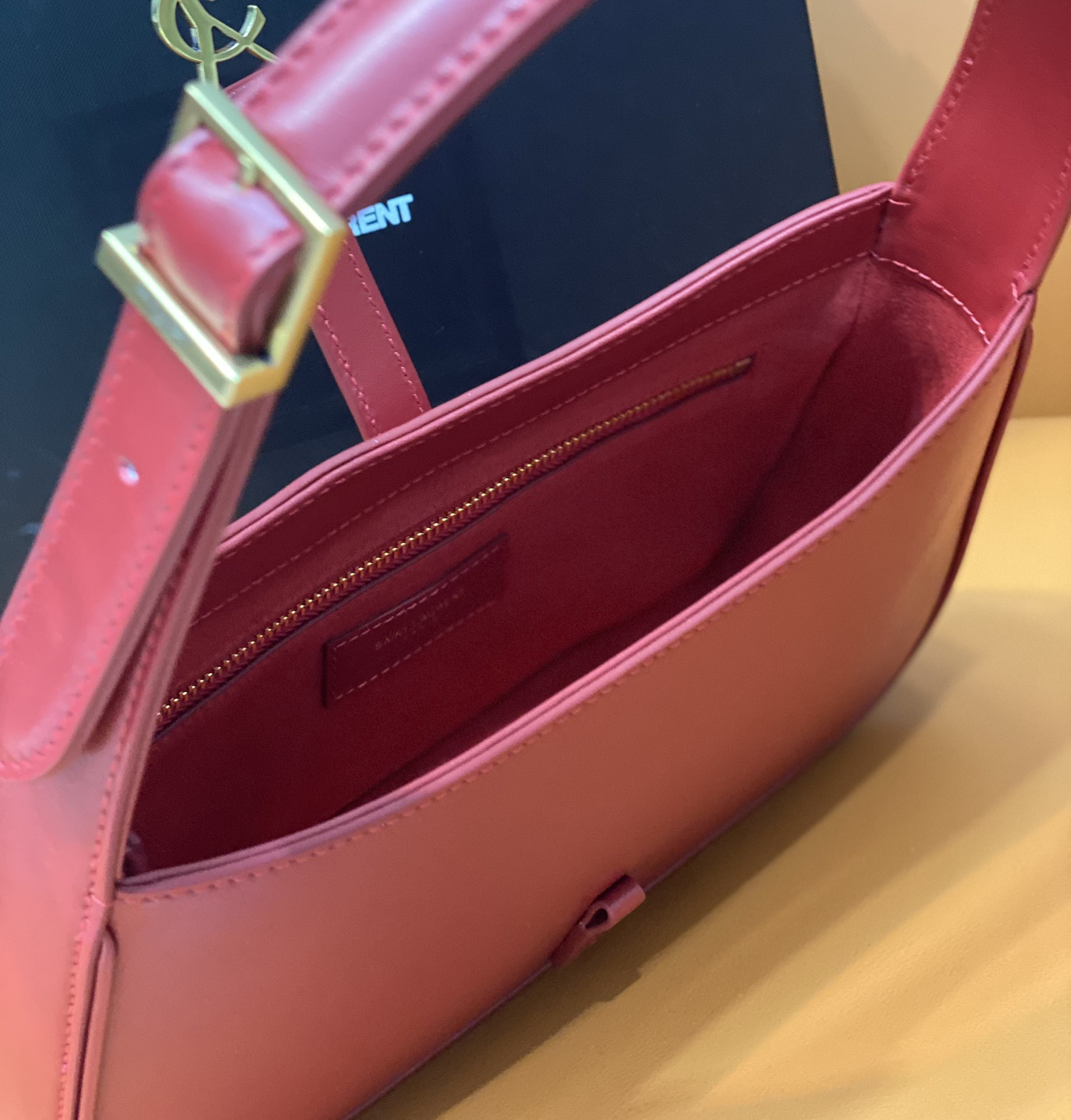 YSL LE 5 À 7 IN SMOOTH LEATHER BLANC Red 23 X 16 X 6.5 CM