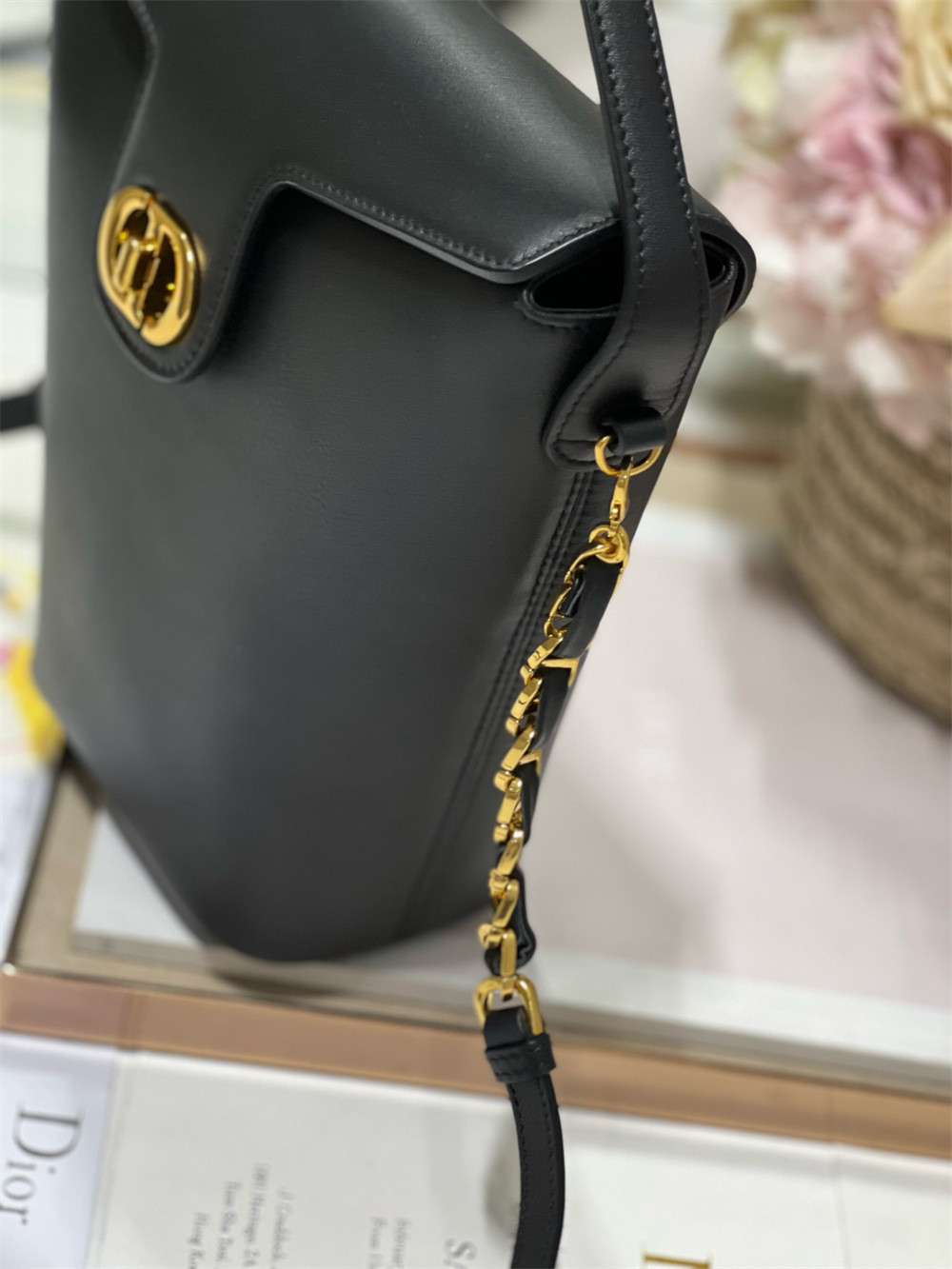 Dior 30 Montaigne Large Chain Bucket Bag Black 17x7x18cm