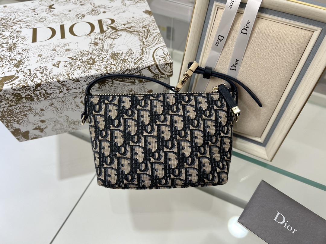 DIOR TRAVEL NOMAD POUCH Blue Dior Oblique Jacquard