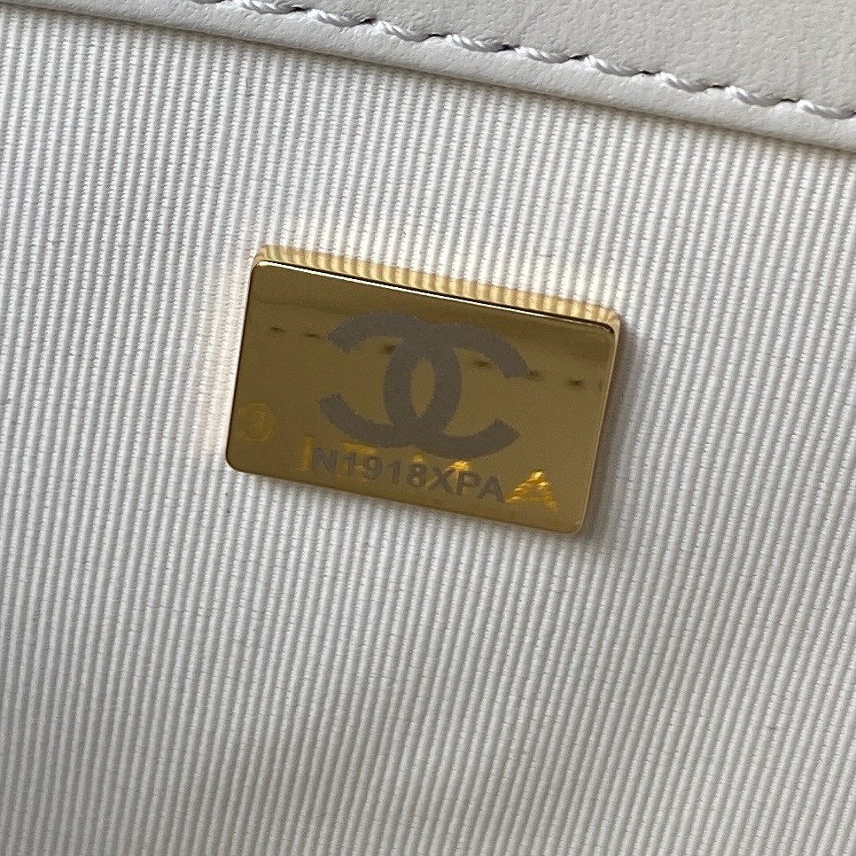 CHANEL BAGUETTE BAG WHITE 4.5 × 9.4 × 1.8 in