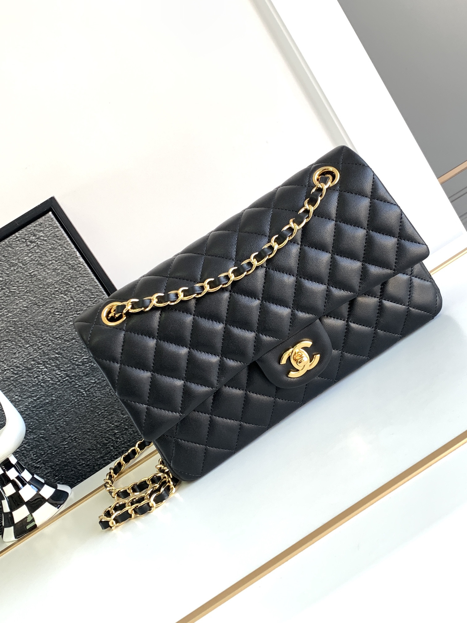 CHANEL CLASSIC HANDBAG LAMBSKIN & GOLD-TONE METAL BLACK 15.5 x 25.5x6.5cm