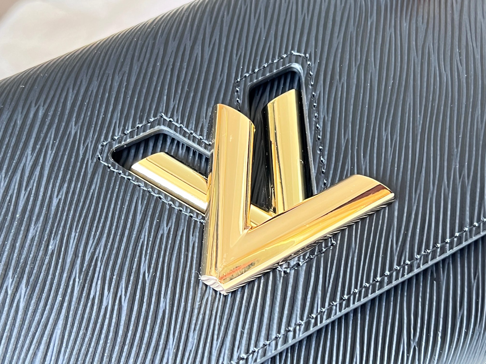 LOUIS VUITTON M21113 Twist MM 9.1 x 6.7 x 3.7 inches