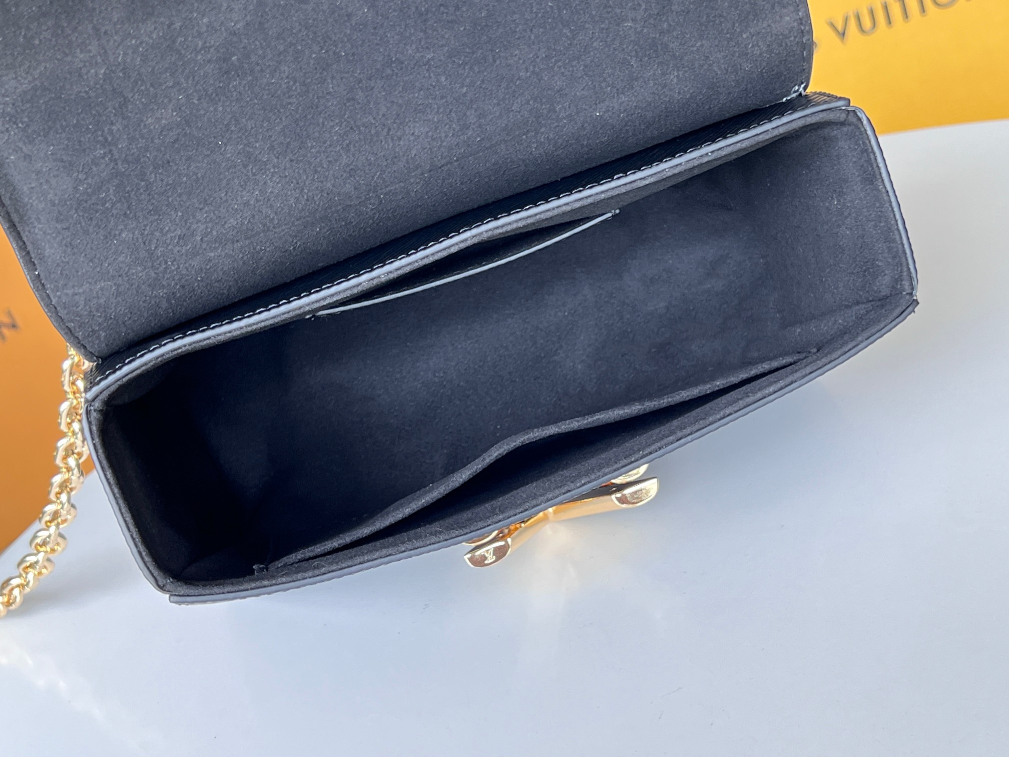 LOUIS VUITTON M21113 Twist MM 9.1 x 6.7 x 3.7 inches