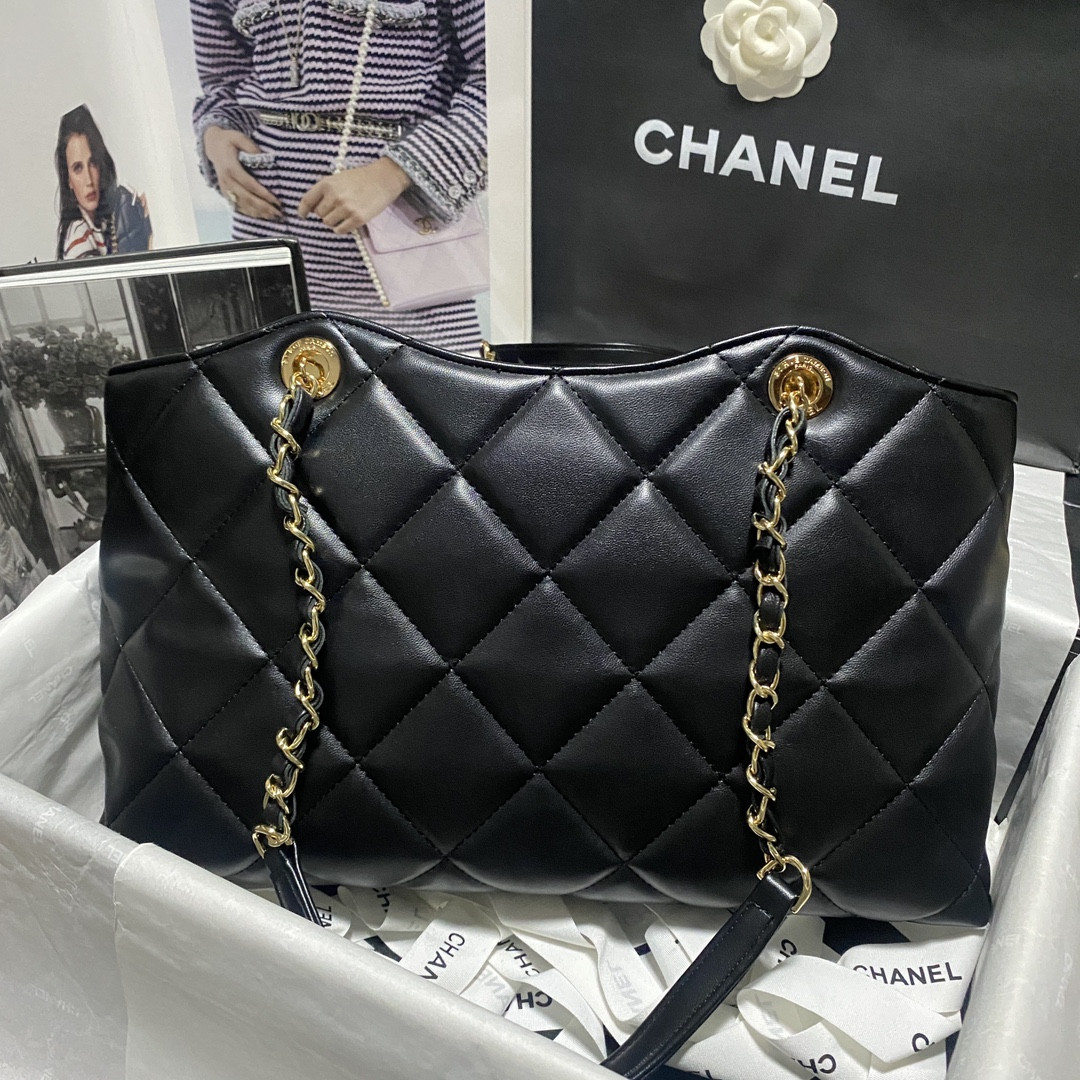 Chanel Shiny Leather Large Shopper Tote Black 33×21×7.5 cm