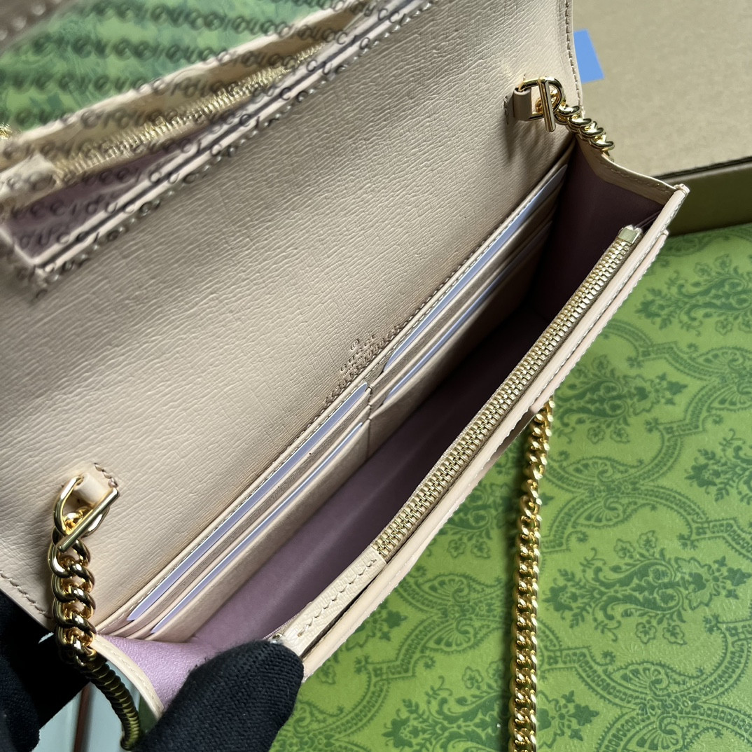 CHAIN WALLET WITH GUCCI SCRIPT LIGHT beige 7.8"W x 5"H x 1.6"D