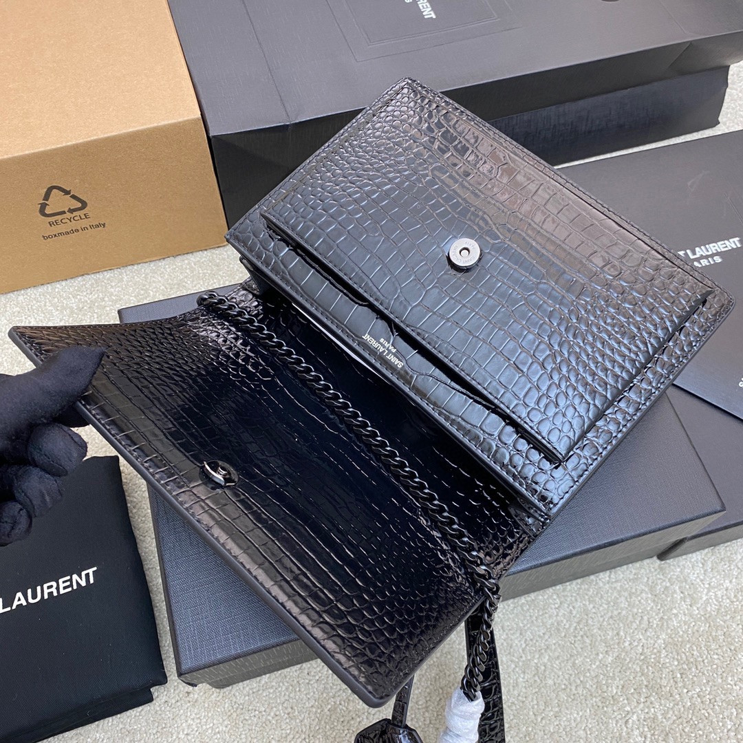 YSL SUNSET MEDIUM IN CROCODILE-EMBOSSED LEATHER NOIR 8 X 6.2 X 2.5 INCHES