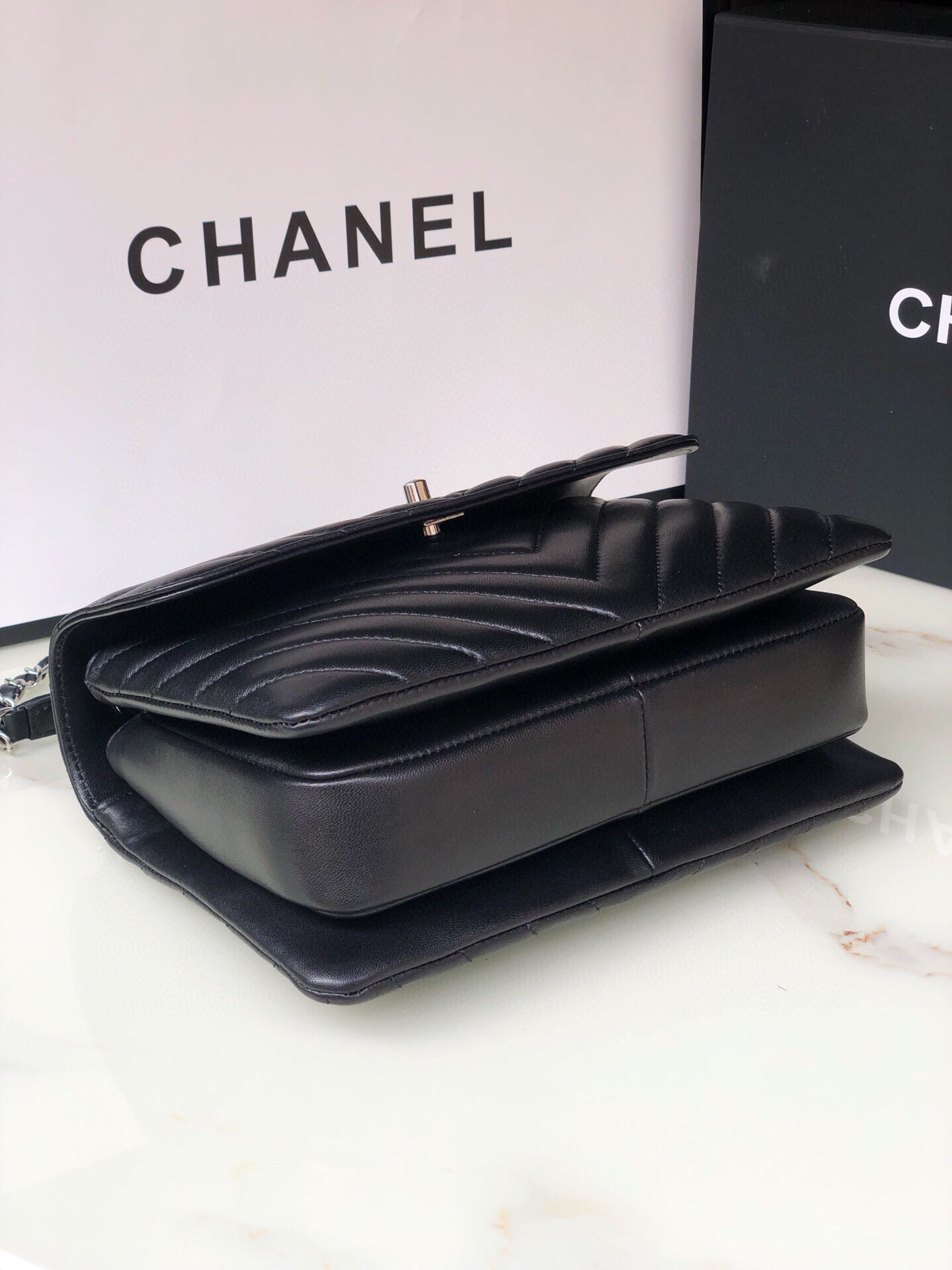 CHANEL FLAP BAG WITH TOP HANDLE 6.6 × 9.8 × 4.7 in