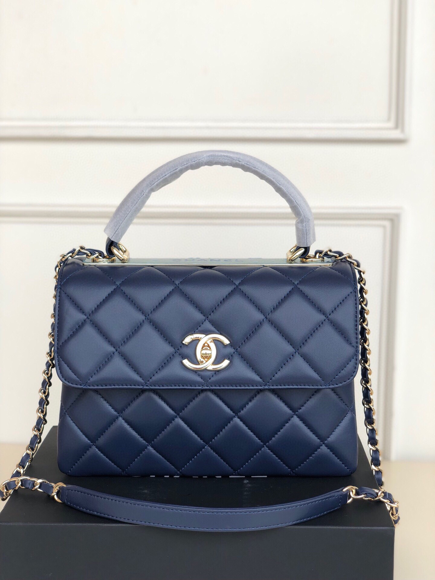 CHANEL FLAP BAG WITH TOP HANDLE 6.6 × 9.8 × 4.7 in