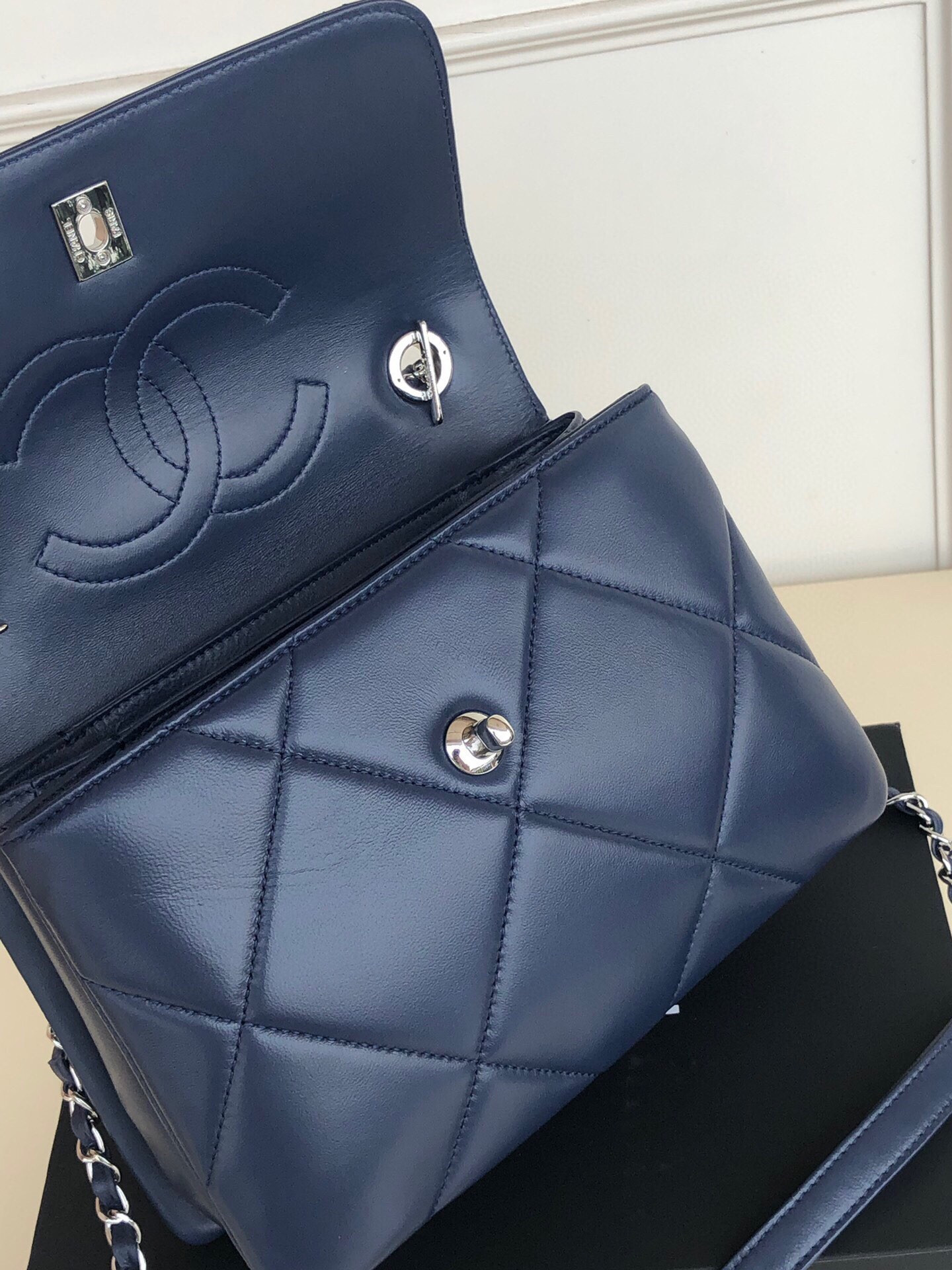 CHANEL FLAP BAG WITH TOP HANDLE 6.6 × 9.8 × 4.7 in