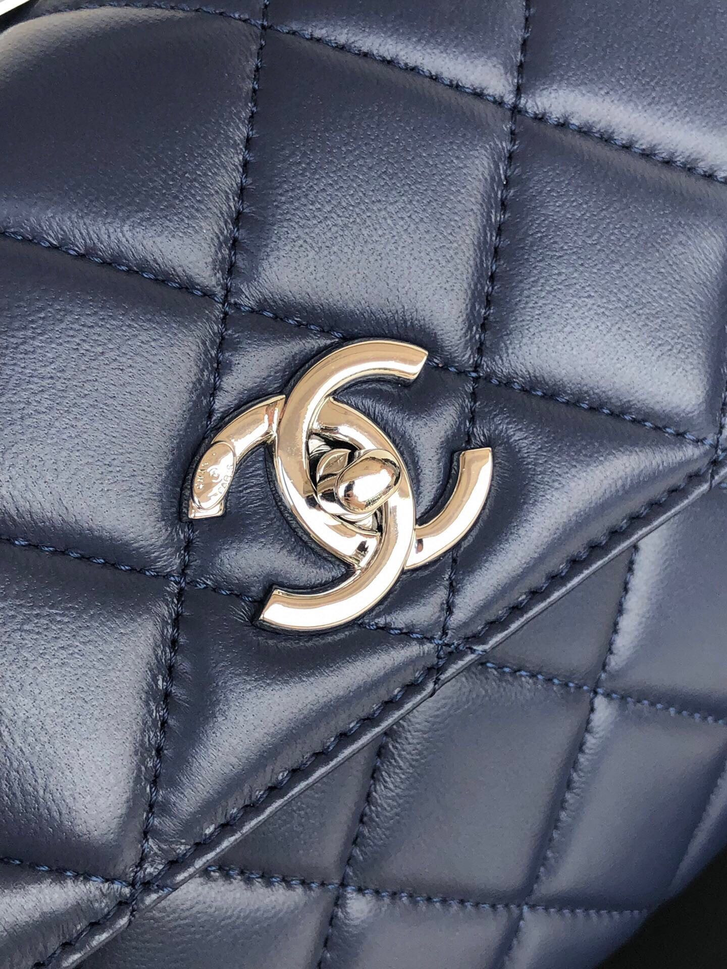 CHANEL FLAP BAG WITH TOP HANDLE 6.6 × 9.8 × 4.7 in