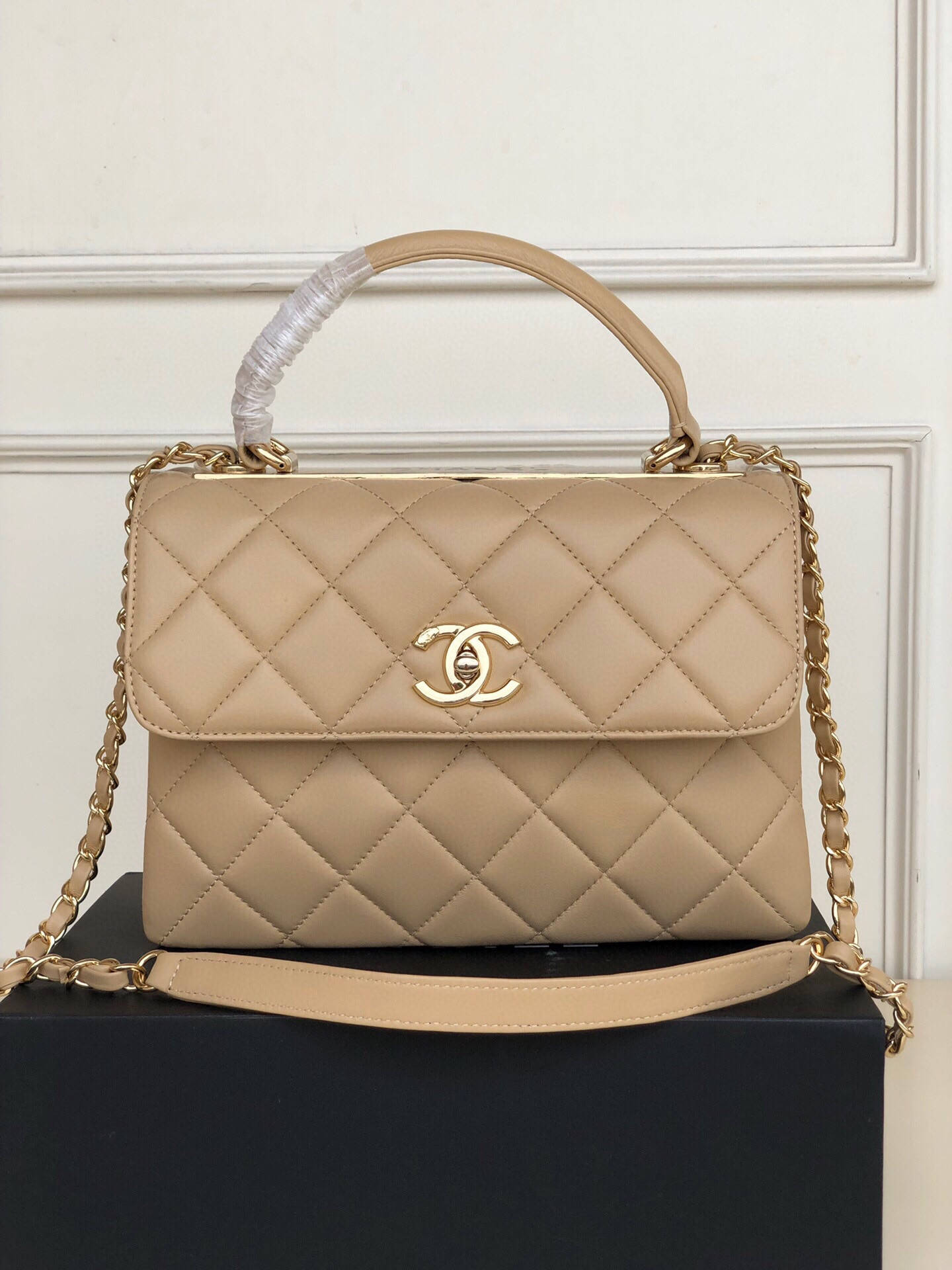 CHANEL FLAP BAG WITH TOP HANDLE 6.6 × 9.8 × 4.7 in