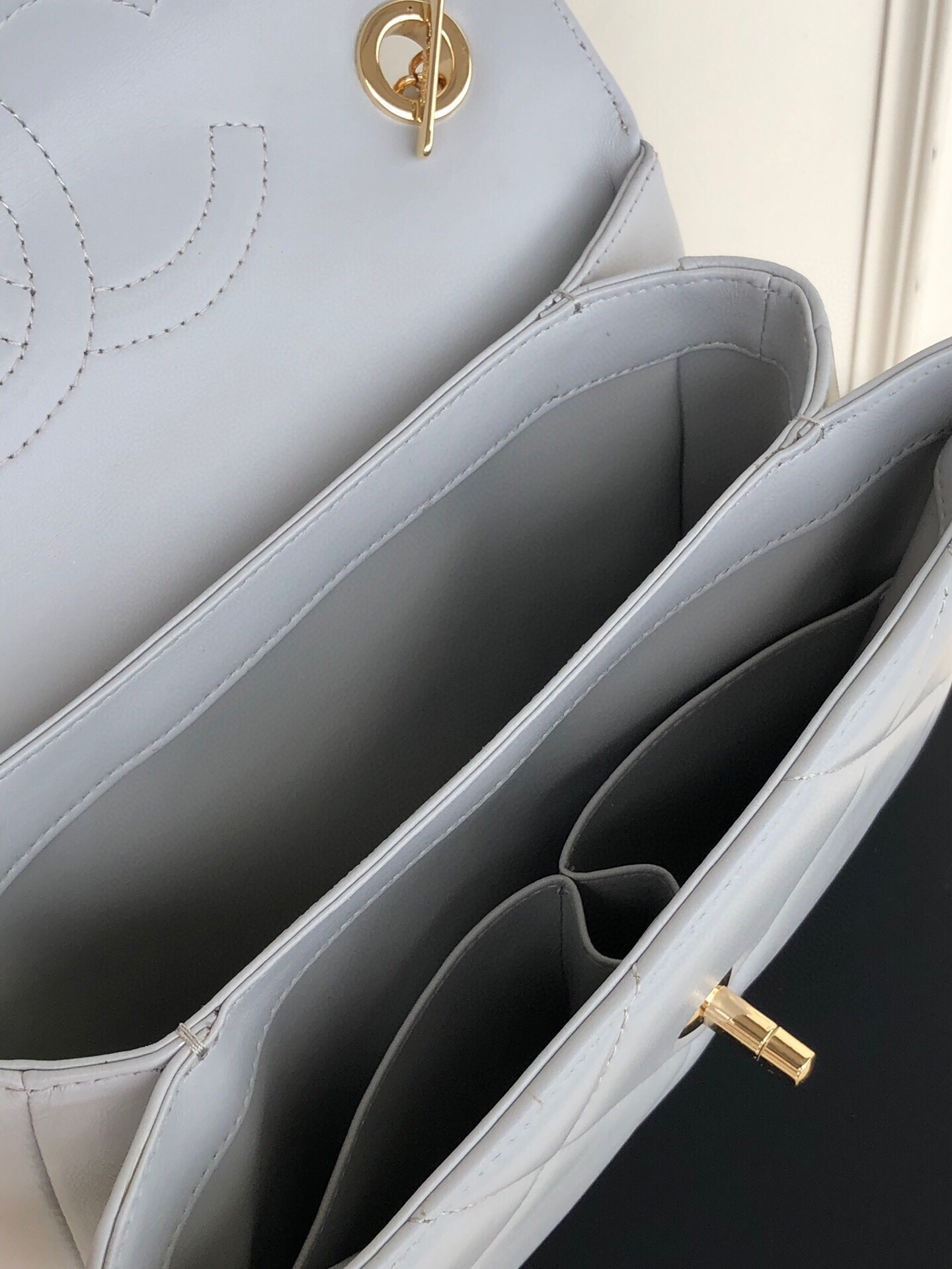 CHANEL FLAP BAG WITH TOP HANDLE 6.6 × 9.8 × 4.7 in