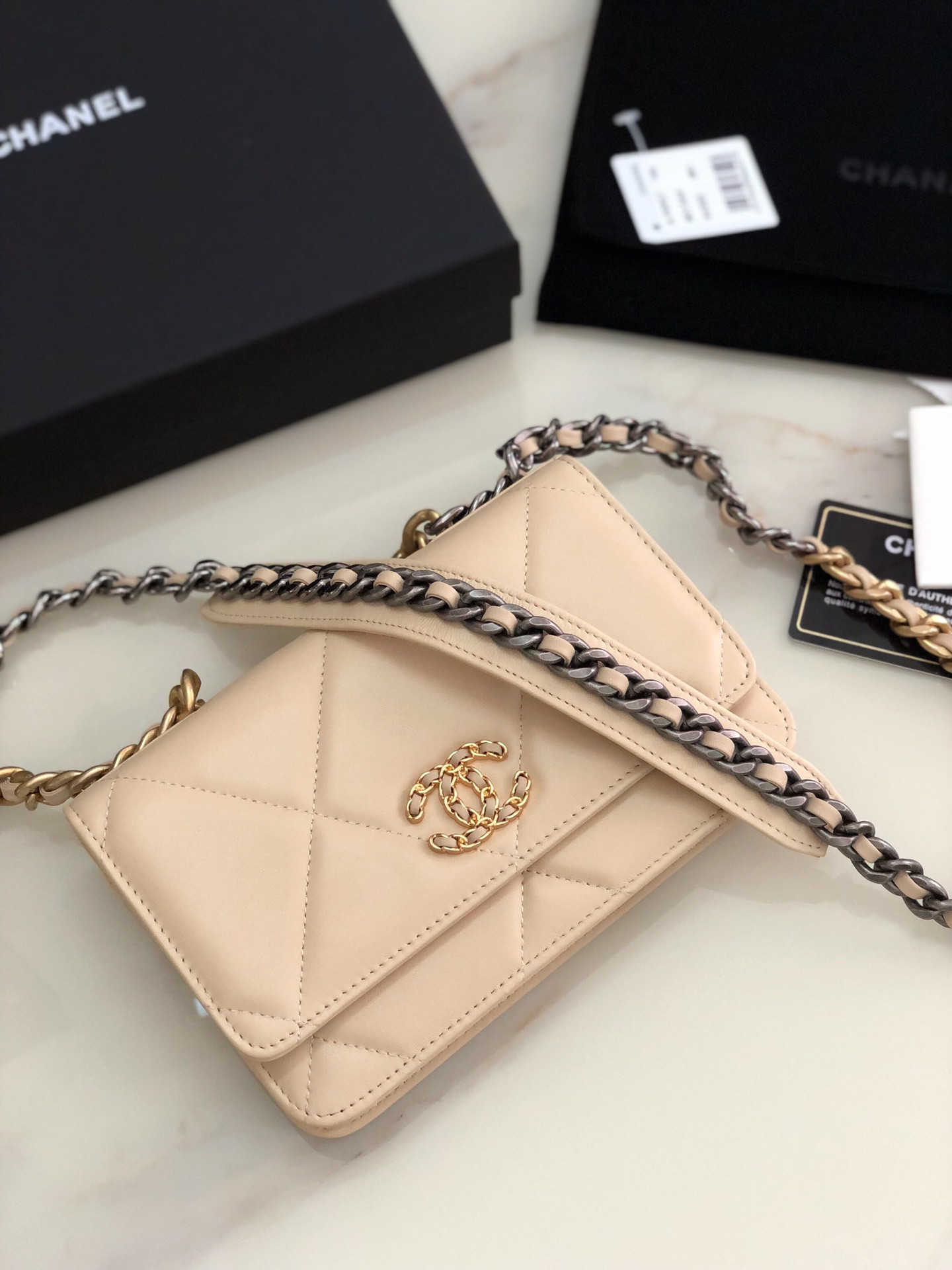 CHANEL CLASSIC WALLET ON CHAIN 4.8 × 7.5 × 1.4 in