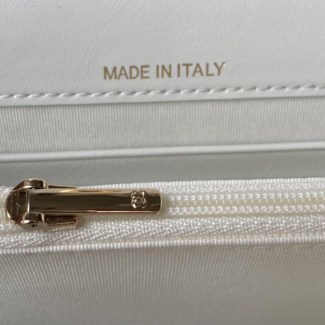 CHANEL CLASSIC WALLET ON CHAIN WHITE 4.8 × 7.5 × 1.4 in