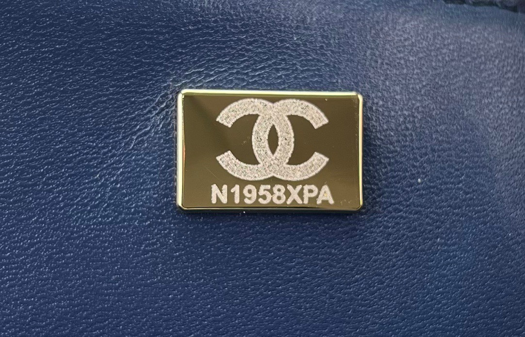 CHANEL CLASSIC 11.12 HANDBAG Tweed & Gold-Tone Metal   6 × 9.9 × 2.5 in