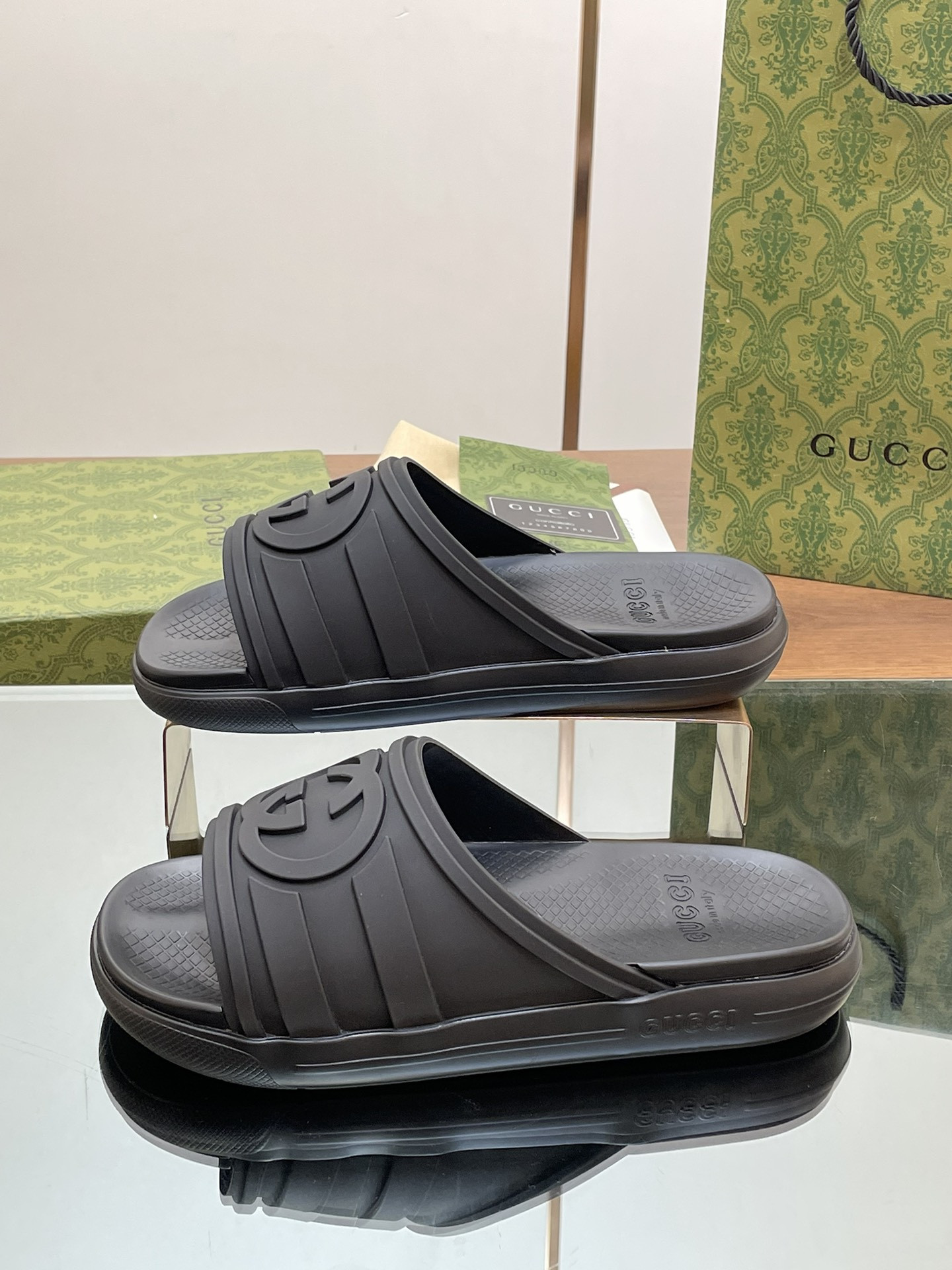 UA GUCCI INTERLOCKING G SLIDE SANDAL