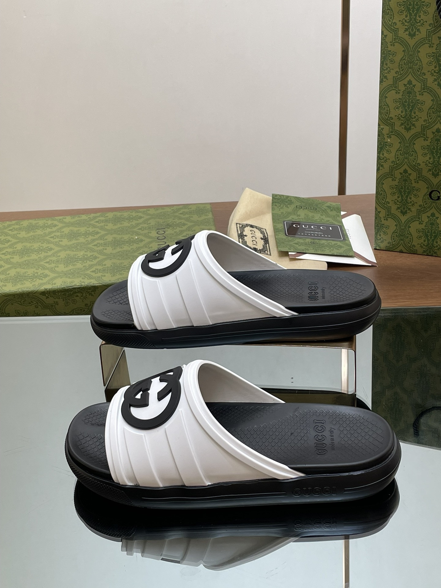 UA GUCCI INTERLOCKING G SLIDE SANDAL